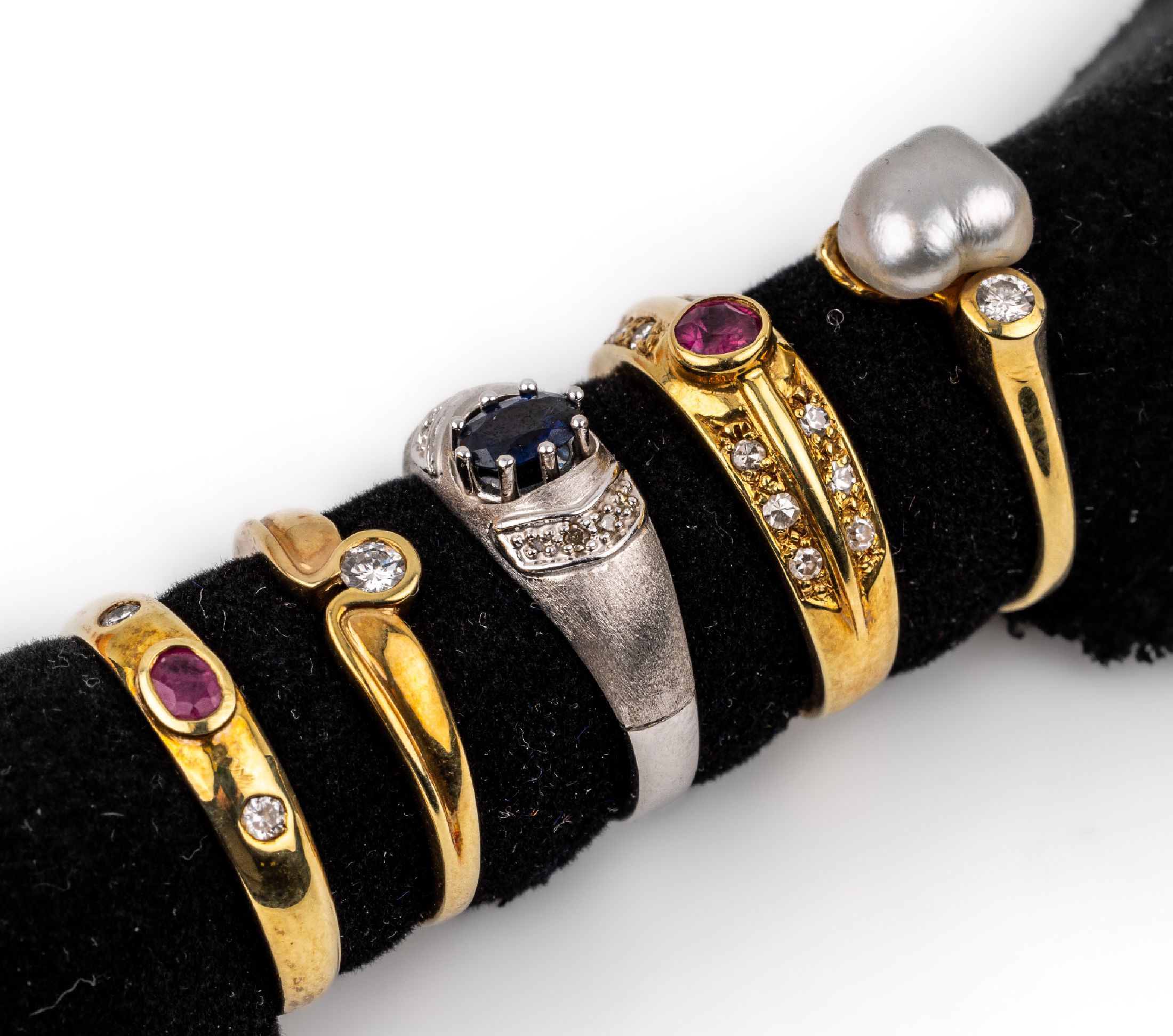 Konvolut 5 14 kt Gold Ringe, GG und WG 585/000, versch. Besatz mit Brillanten, Saphir, Rubinen und Perle, reichhaltig, RW 54/55, total ca. 16 g