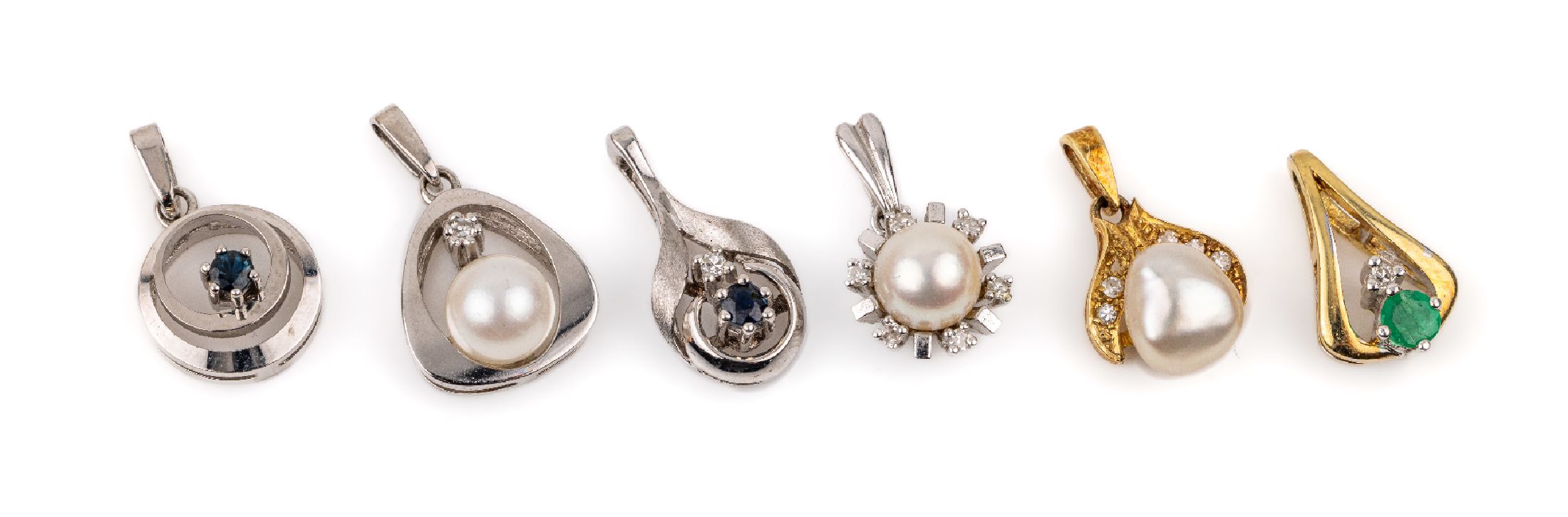 Konvolut 6 14 kt Gold Anhänger, GG und WG 585/000, bes. mit Diamanten, Smaragd, Saphirenund Zuchtperlen, ca. 8.7 g, 1 Stein fehlt