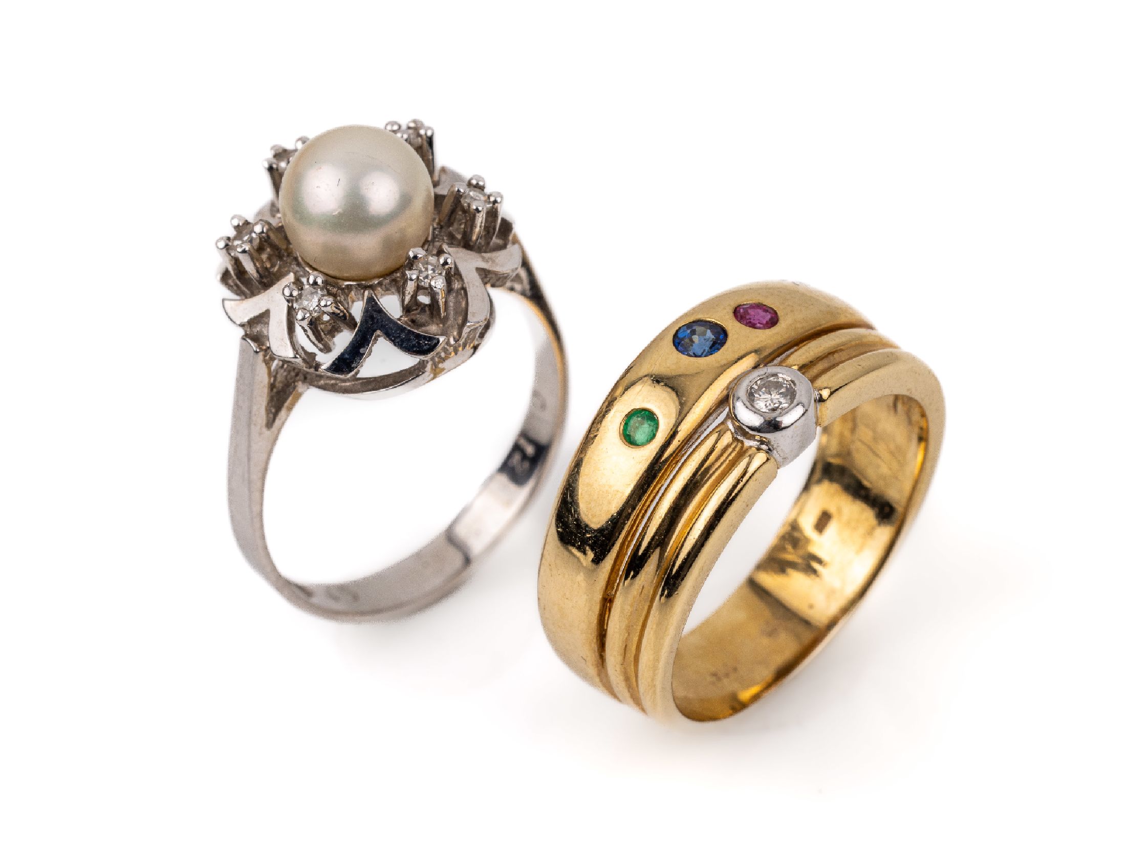 Konvolut 2 14 kt Gold Ringe: 1 x WG 585/000, 1 Zuchtperle Durchm. ca. 7 mm,6 8/8-Diam. zus. ca. 0.12 ct Weiß/si, RW 53; 1 x GG 585/000, 1 Brillant ...