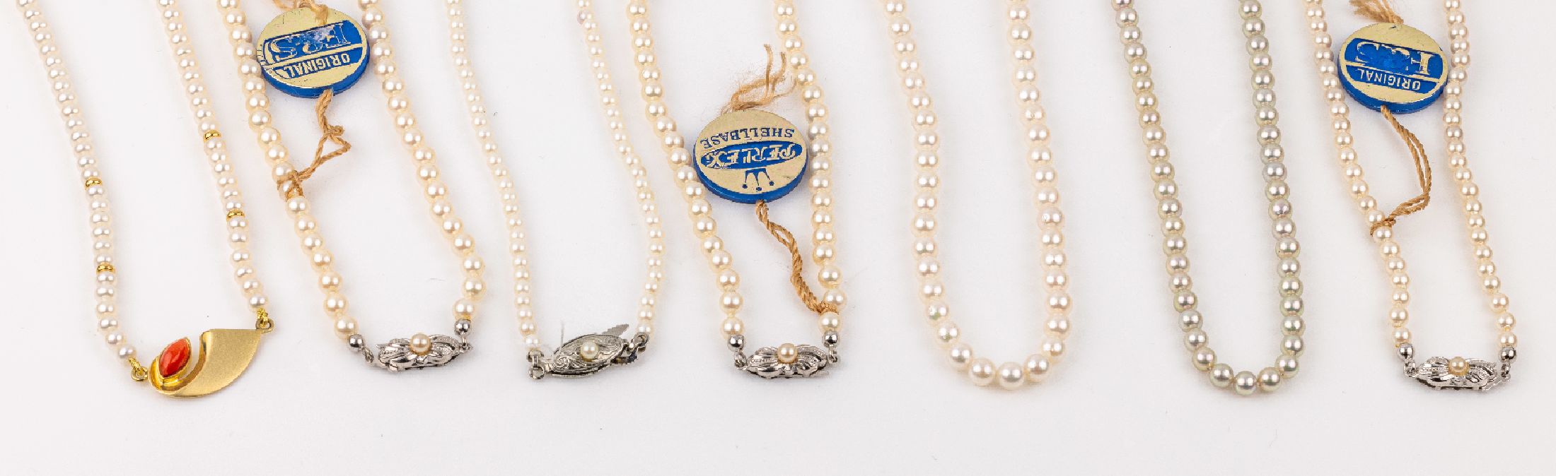 Konvolut 5 Zuchtperlenketten und 2 Zuchtperlenstränge, Schließen 4 x Silber, 1x 14 kt Gold, GG 585/000, Durchm. ca. 3 - 5 mm
