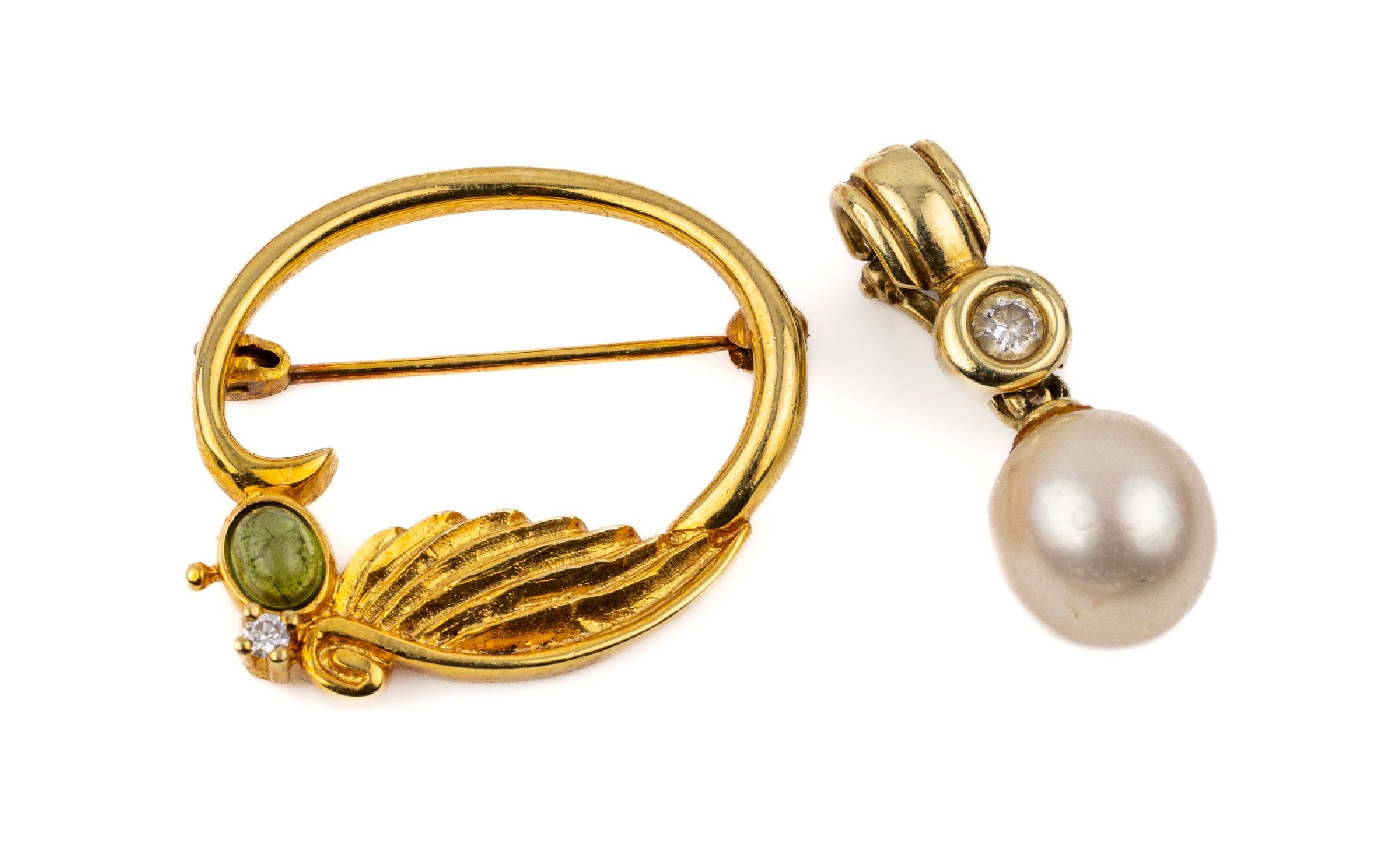 Konvolut 14 kt Gold Brosche und Anhänger: GG 585/000, Brosche: 1 Verdelith-Cabochon und 1 Brill. ca. 0.02 ct Weiß/si, ca. 2.5 x 2 cm; Anhänger ...