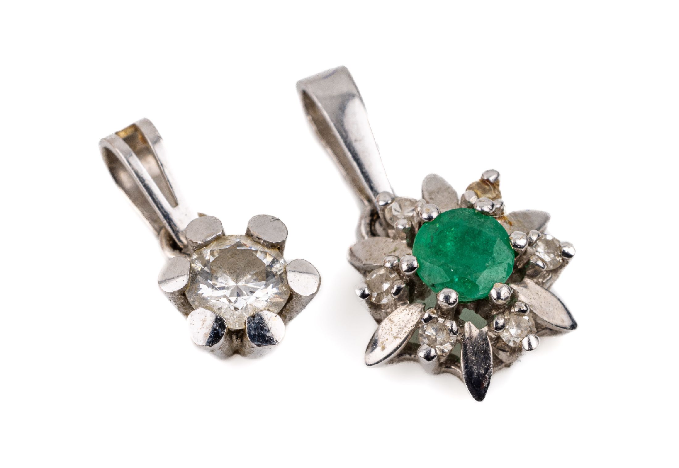 Konvolut 2 14 kt Gold Anhänger: 1 x WG 585/000, rundfacett. Smaragd ca. 0.15 ct, 6 8/8-Diam. zus. ca. 0.12 ct Weiß/si; 1 x WG 585/000, 1 Brill. ...