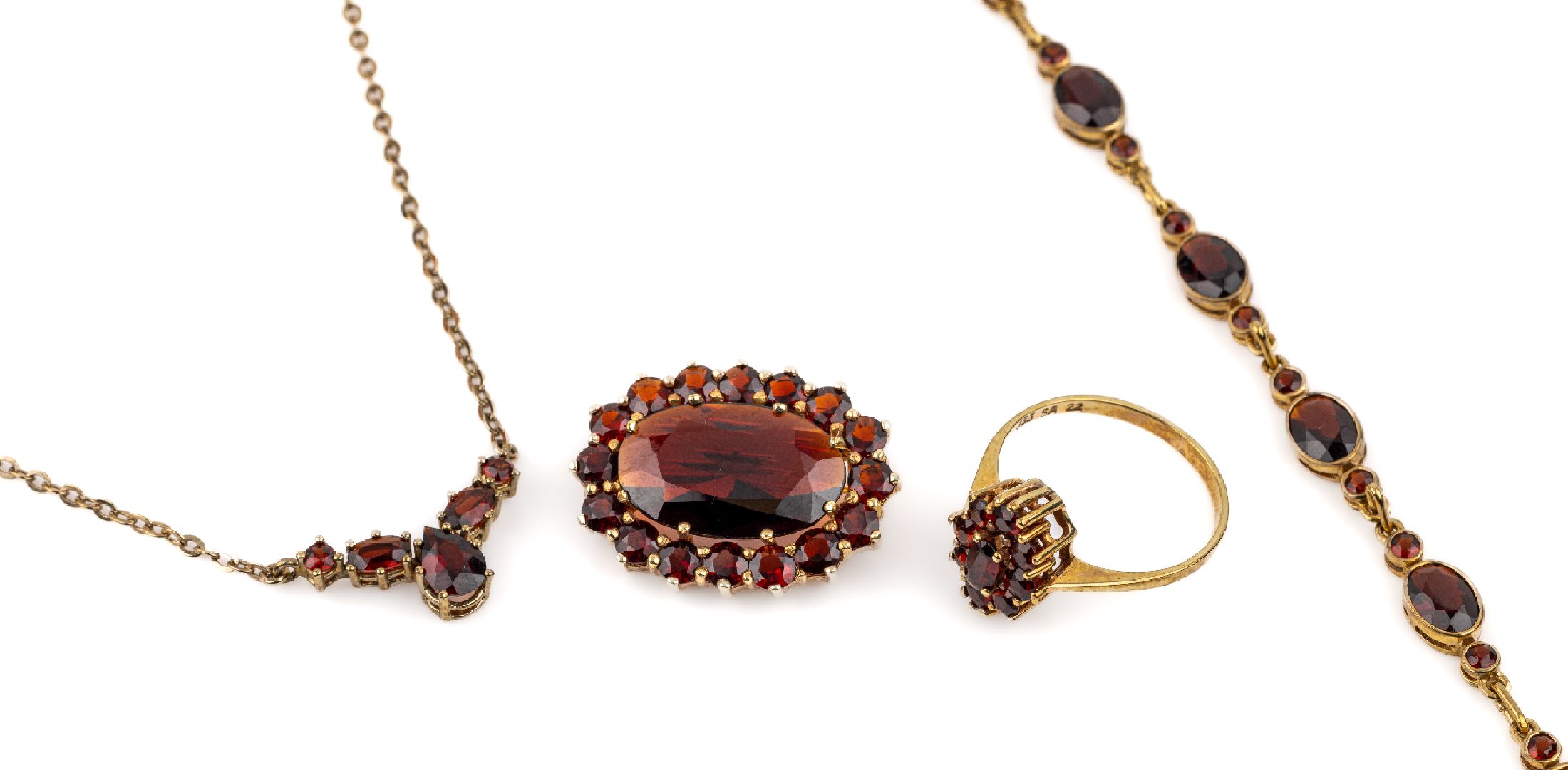 8 kt Gold Konvolut Granatschmuck, GG 333/000, Armband, L. ca. 17.5 cm, Collier, L. ca. 40 cm, Ring, RW 56 und Brosche, total ca. 16.3 g