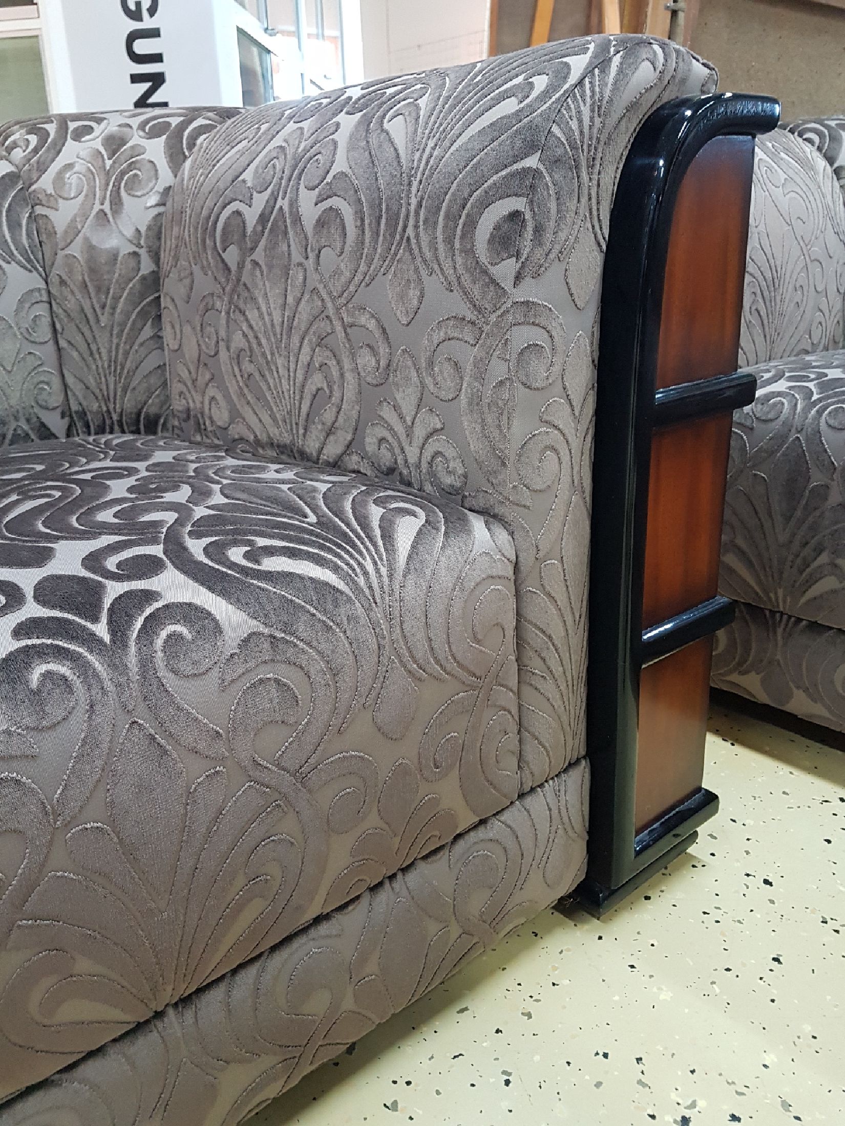 Detail c: Zwei Clubsessel "Chicago", Art-Deco-Stil, Jansen Furniture, Niederlande, nach 1981, Mahagony, violettgraue Samtbezüge, ca. 74 x 116 x 96 ...