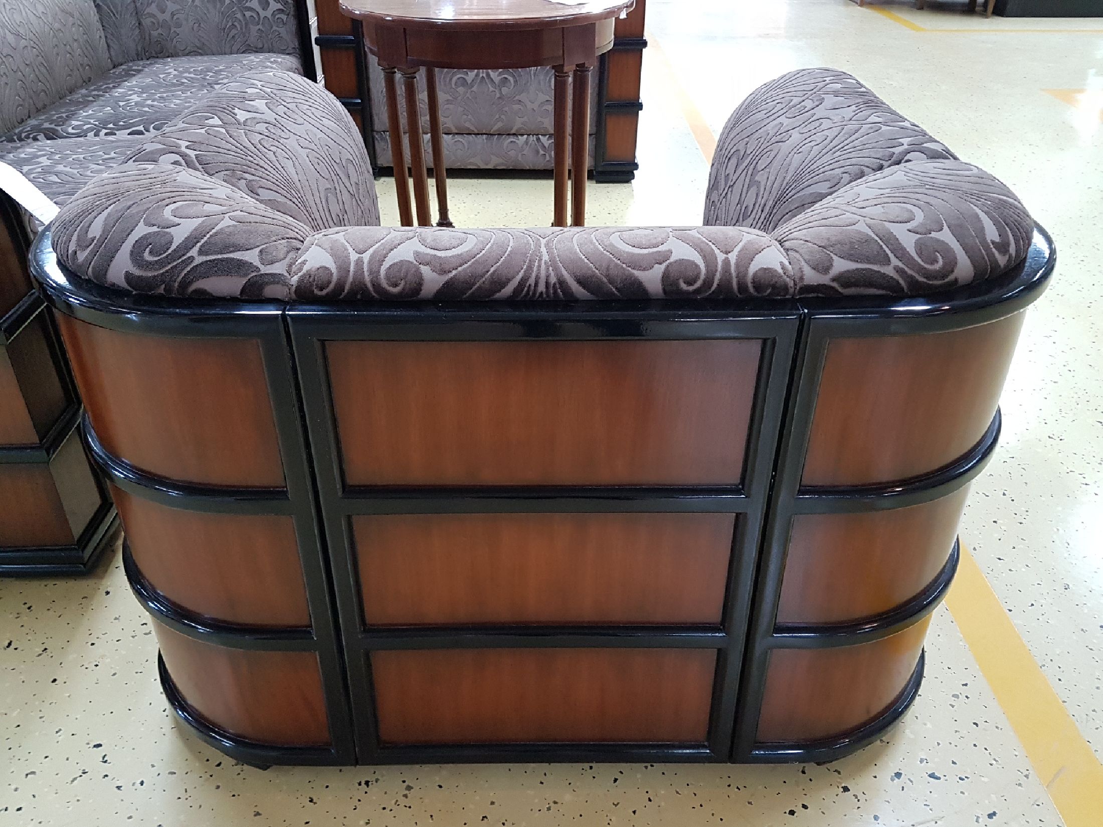 Detail d: Zwei Clubsessel "Chicago", Art-Deco-Stil, Jansen Furniture, Niederlande, nach 1981, Mahagony, violettgraue Samtbezüge, ca. 74 x 116 x 96 ...