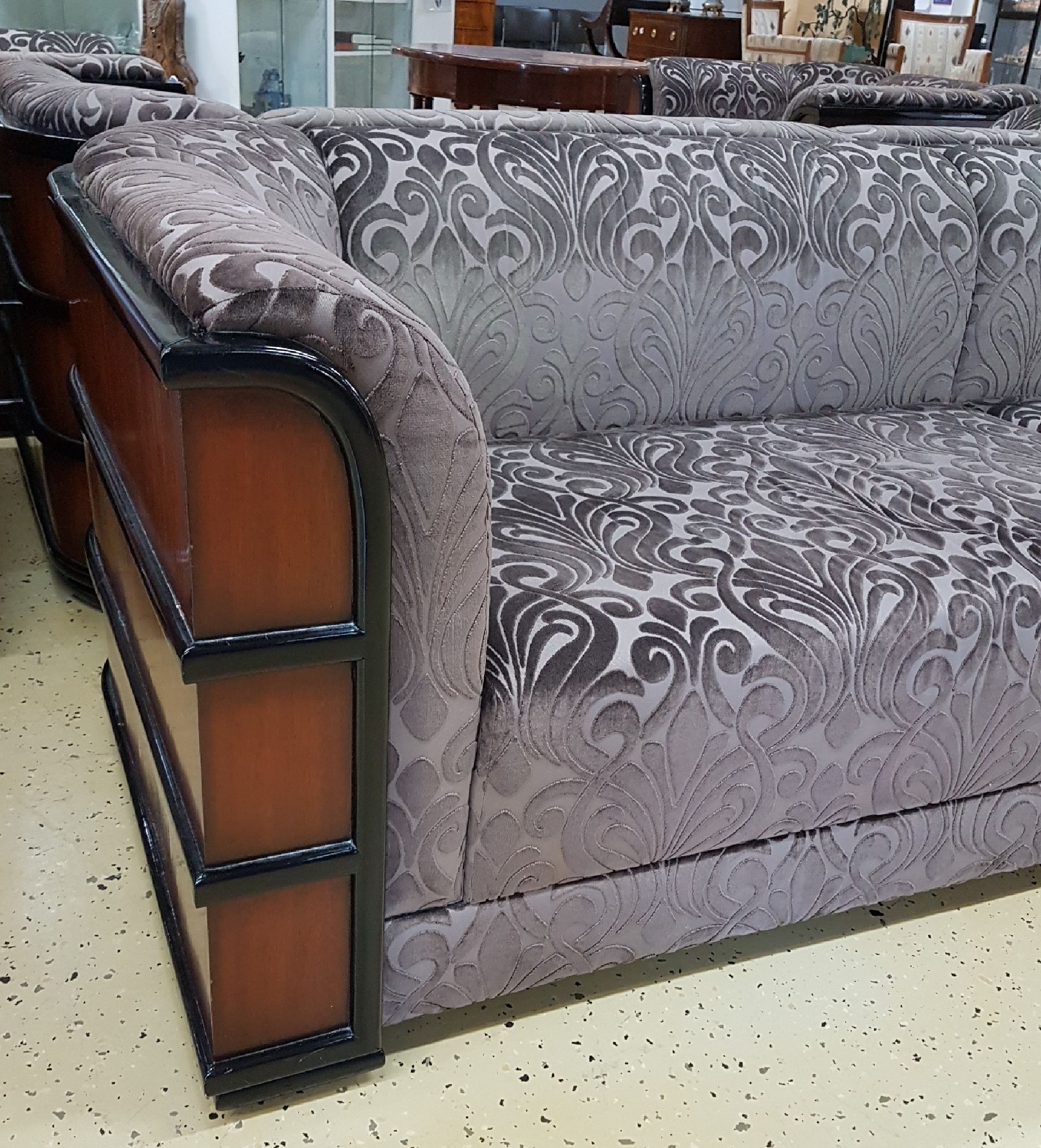 Detail b: Dreisitzersofa "Chicago", im Art-Deco-Stil, Jansen Furniture, Niederlande, nach 1981, Mahagony, violettgraue Samtbezüge, ca. 71 x 253 x 93 ...