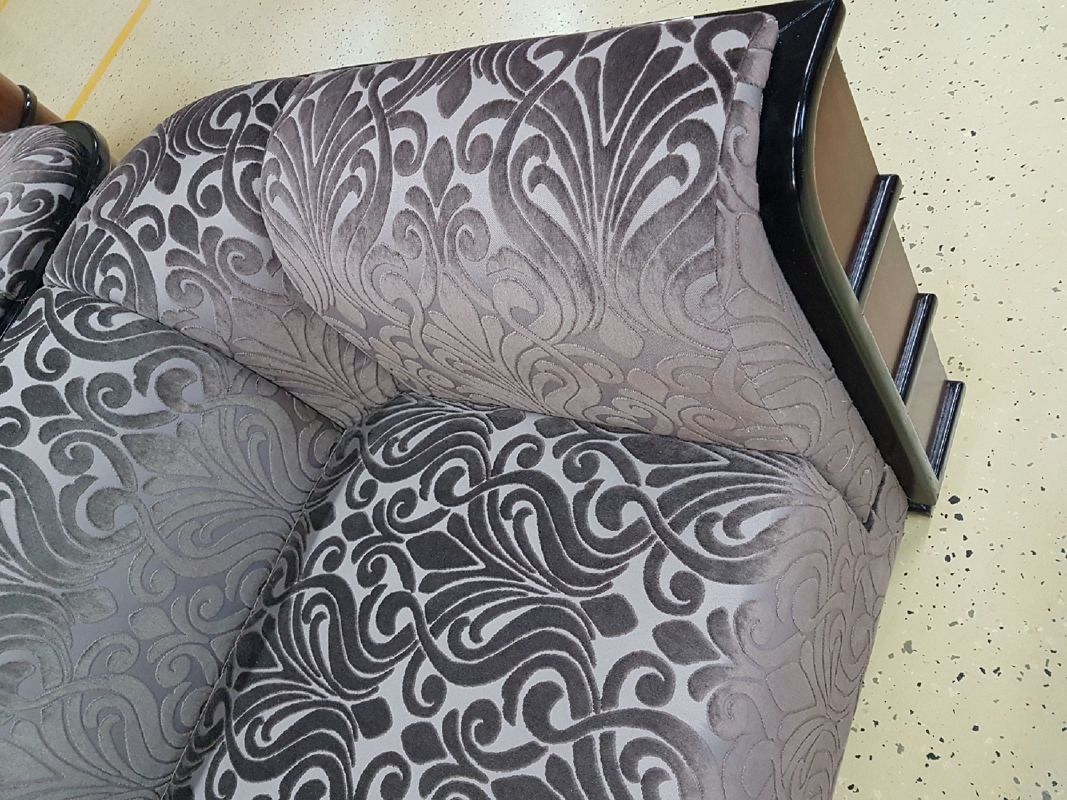 Detail d: Dreisitzersofa "Chicago", im Art-Deco-Stil, Jansen Furniture, Niederlande, nach 1981, Mahagony, violettgraue Samtbezüge, ca. 71 x 253 x 93 ...