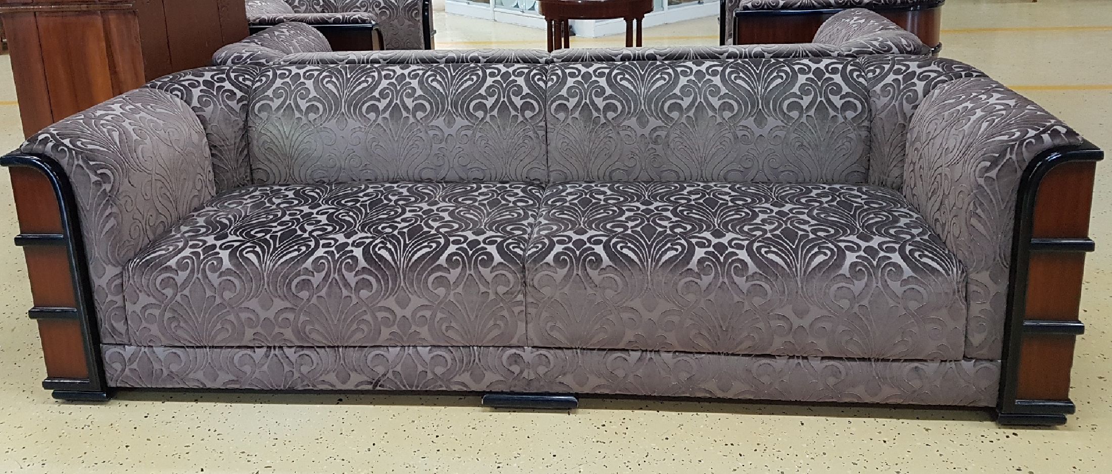 Detail e: Dreisitzersofa "Chicago", im Art-Deco-Stil, Jansen Furniture, Niederlande, nach 1981, Mahagony, violettgraue Samtbezüge, ca. 71 x 253 x 93 ...