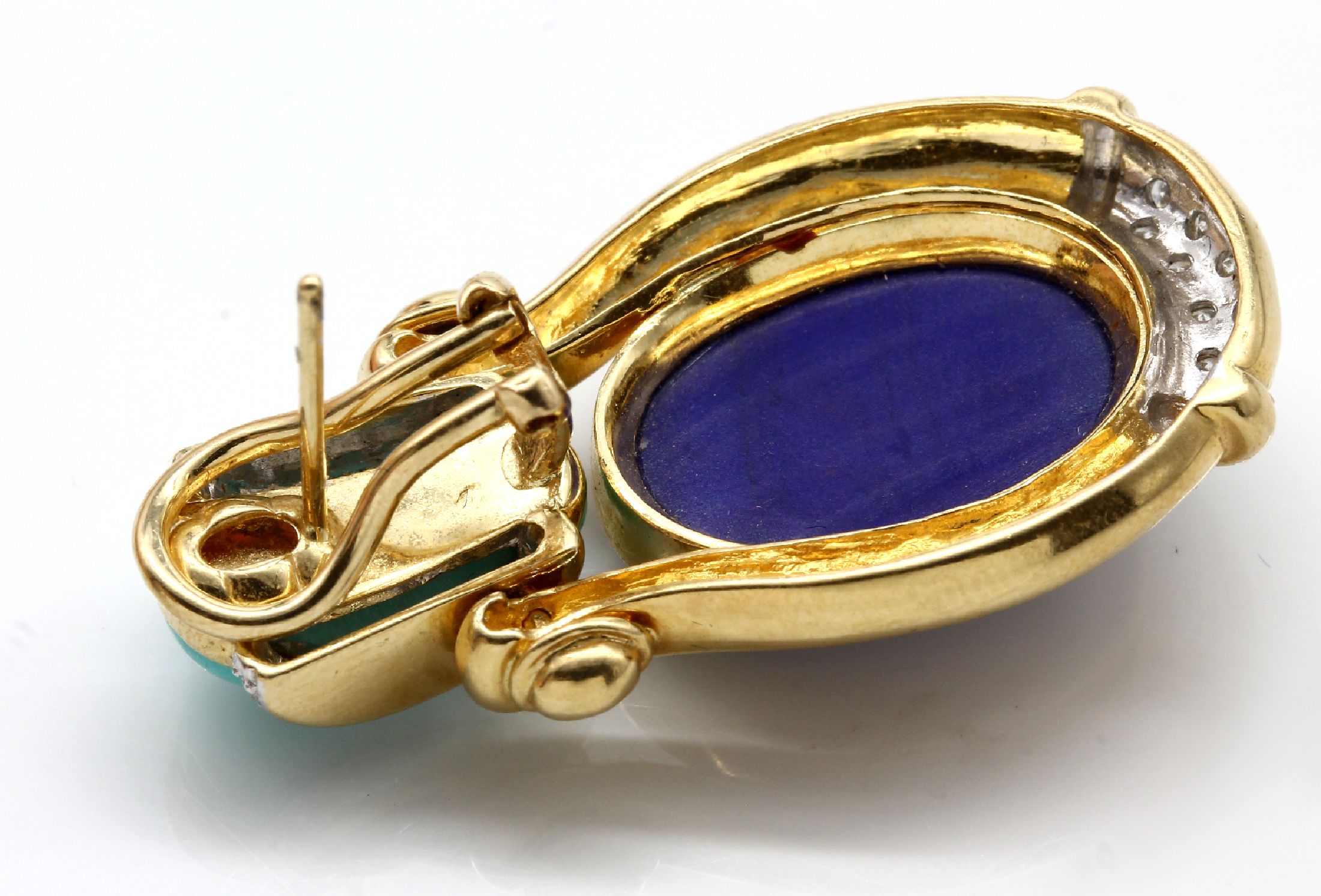Detail b: Paar 18 kt Gold Farbstein-Brillant-Ohrstecker, GG/WG 750/000, 2 Lapislazulicabochons, 2 Türkiselemente, insges. 46 Brillanten in WG gefasst zus. ca. ...