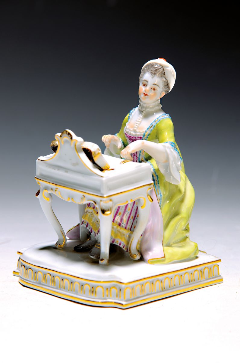 Porzellanfigur, Meissen, 20. Jh., Allegorie auf die fünf Sinne, "Das Gehör", junge Frau am Spinett, Modellnr. 70660, Goldstaffage, 14 x ...