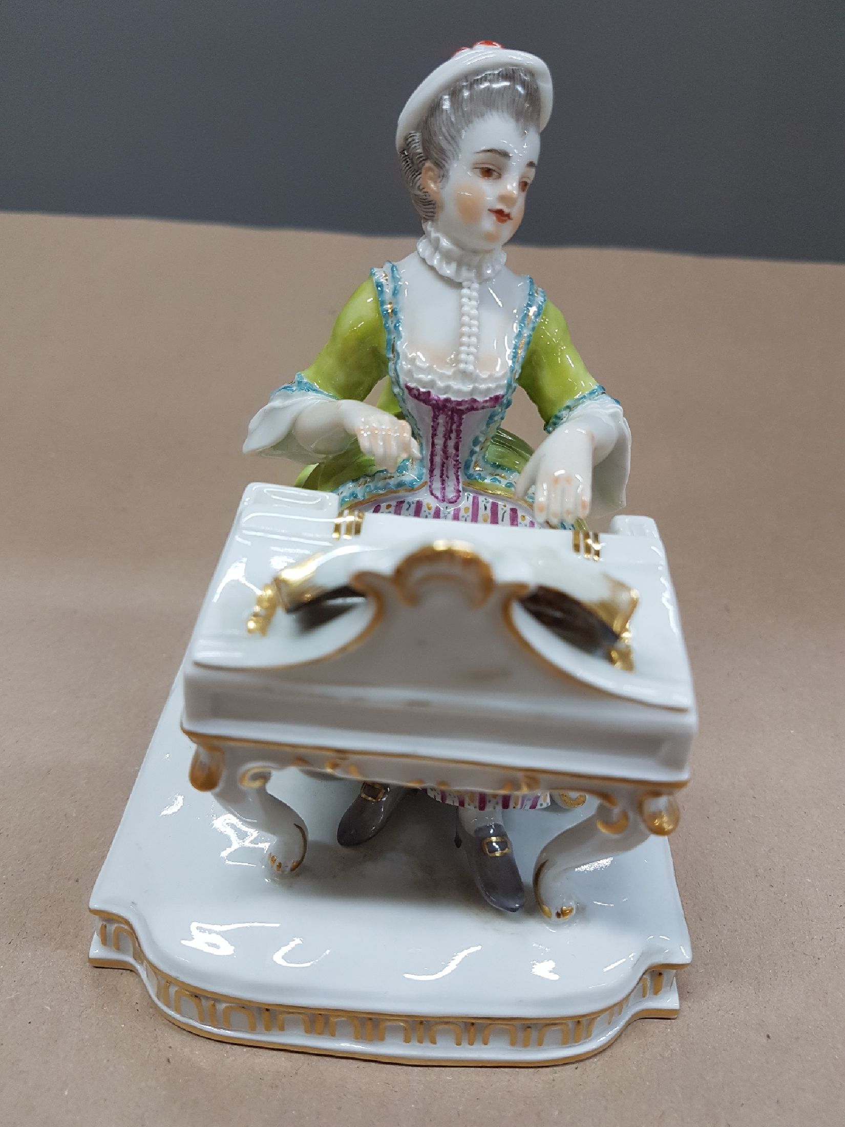 Detail a: Porzellanfigur, Meissen, 20. Jh., Allegorie auf die fünf Sinne, "Das Gehör", junge Frau am Spinett, Modellnr. 70660, Goldstaffage, 14 x ...