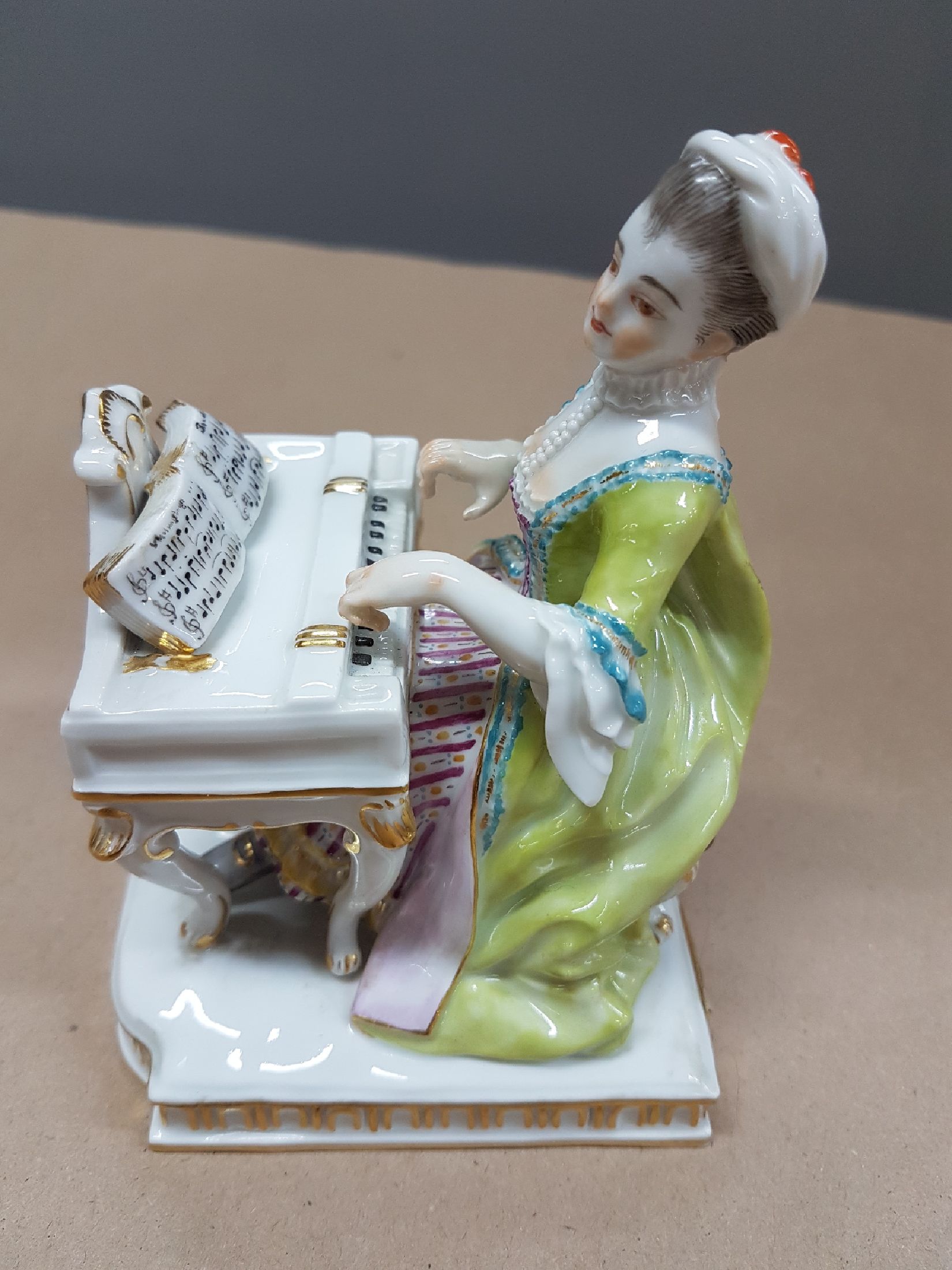 Detail b: Porzellanfigur, Meissen, 20. Jh., Allegorie auf die fünf Sinne, "Das Gehör", junge Frau am Spinett, Modellnr. 70660, Goldstaffage, 14 x ...