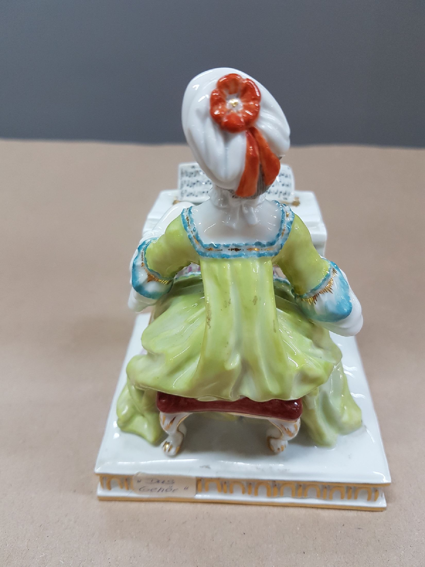 Detail c: Porzellanfigur, Meissen, 20. Jh., Allegorie auf die fünf Sinne, "Das Gehör", junge Frau am Spinett, Modellnr. 70660, Goldstaffage, 14 x ...