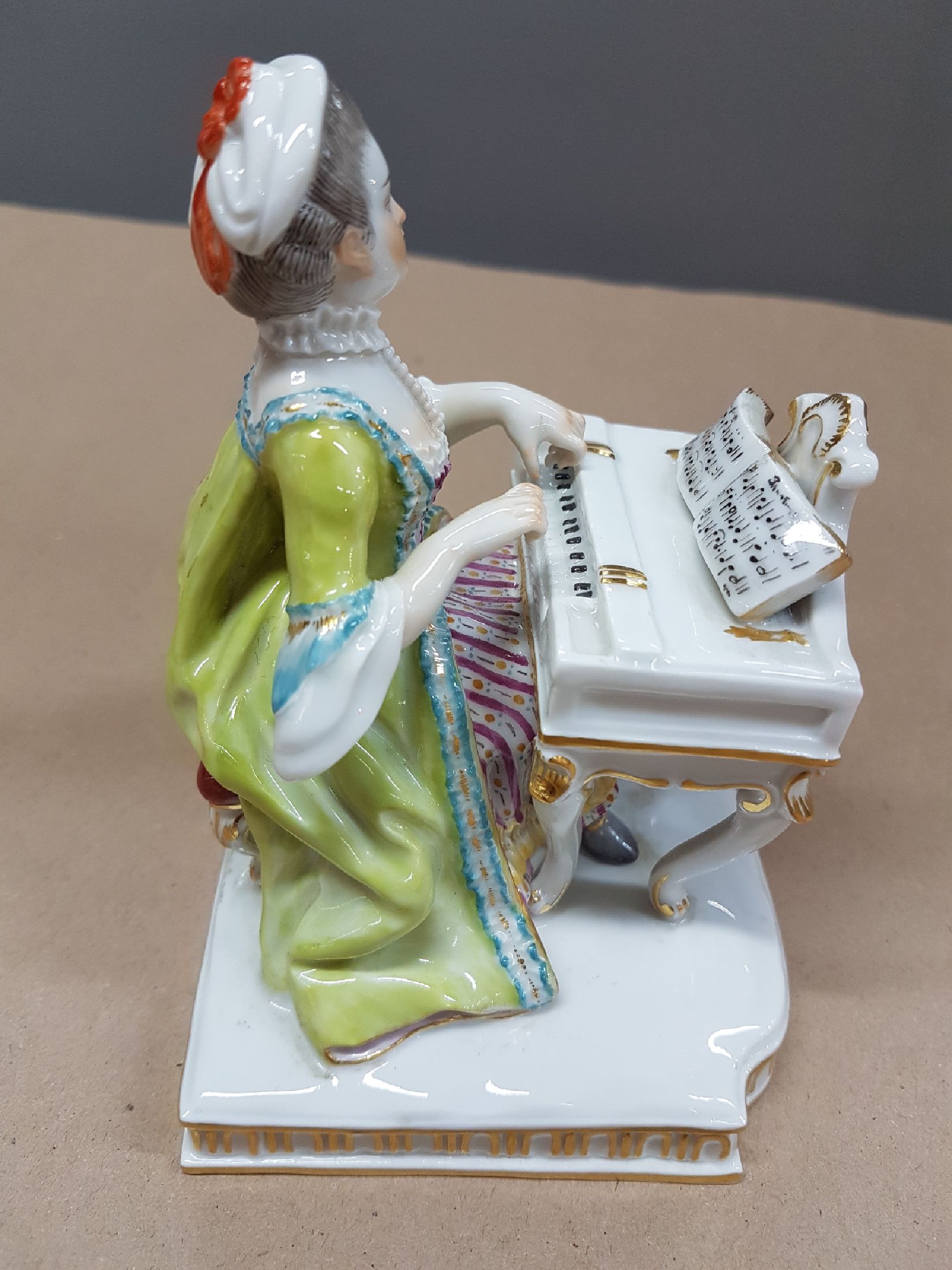 Detail d: Porzellanfigur, Meissen, 20. Jh., Allegorie auf die fünf Sinne, "Das Gehör", junge Frau am Spinett, Modellnr. 70660, Goldstaffage, 14 x ...