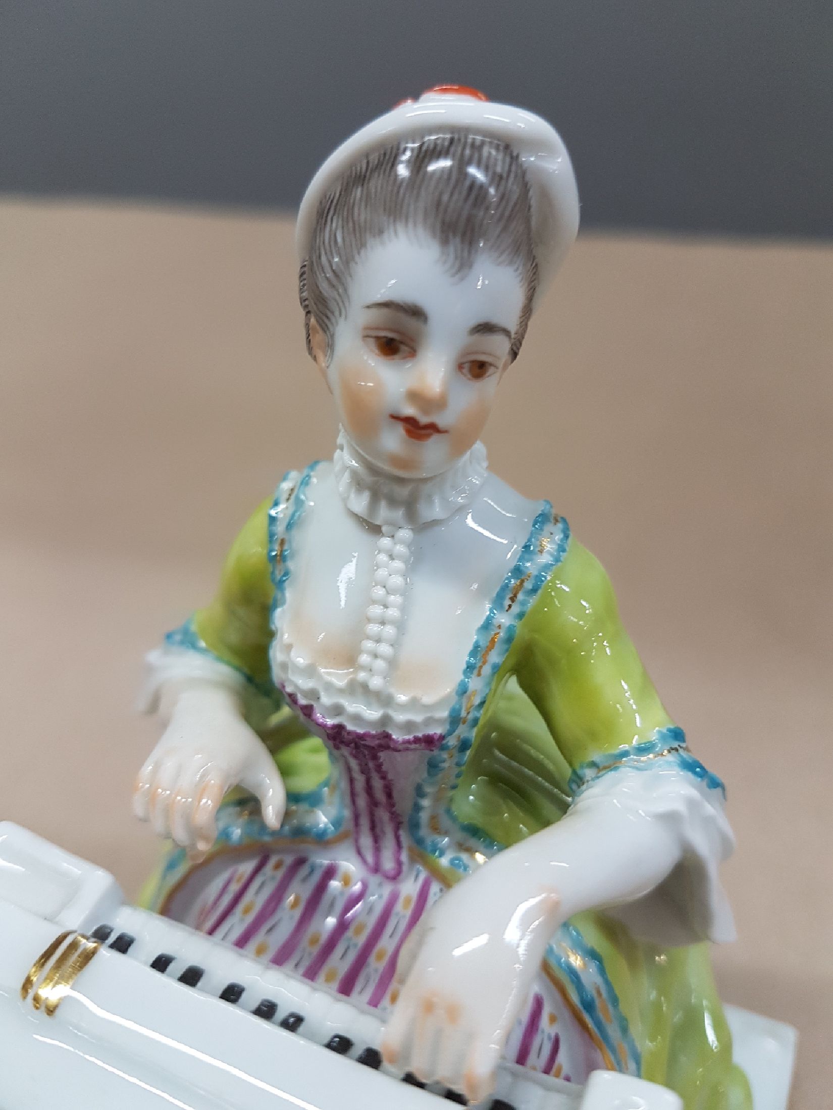 Detail e: Porzellanfigur, Meissen, 20. Jh., Allegorie auf die fünf Sinne, "Das Gehör", junge Frau am Spinett, Modellnr. 70660, Goldstaffage, 14 x ...