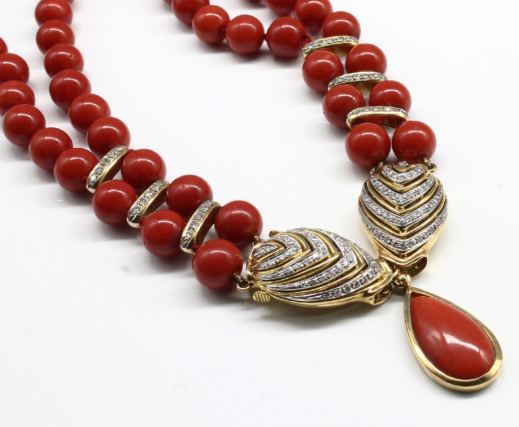 Detail a: 18 kt Gold Korall-Diamant-Collier, GG 585/000, 2-rhg., 81 Korallen D. ca. 8.4-9 mm, z.T. rissig, feine "Moro"-Qualität, 100 Brillanten u. ...