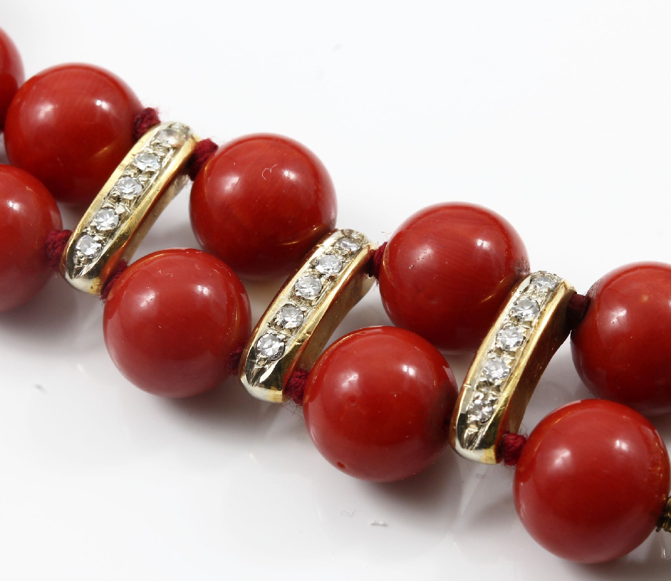 Detail c: 18 kt Gold Korall-Diamant-Collier, GG 585/000, 2-rhg., 81 Korallen D. ca. 8.4-9 mm, z.T. rissig, feine "Moro"-Qualität, 100 Brillanten u. ...