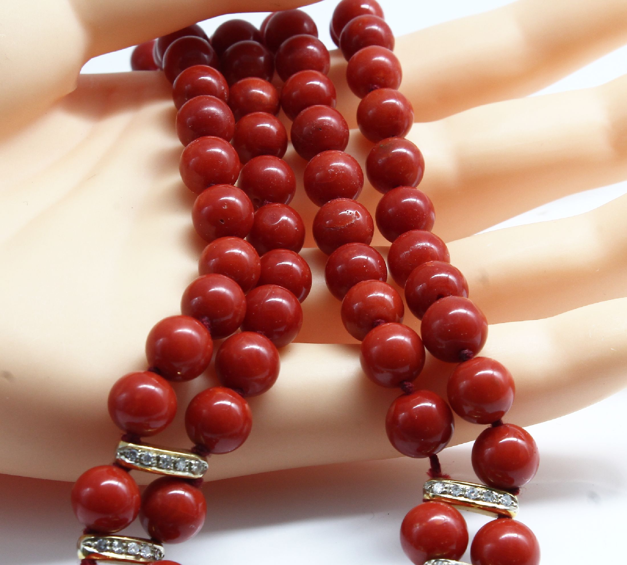 Detail d: 18 kt Gold Korall-Diamant-Collier, GG 585/000, 2-rhg., 81 Korallen D. ca. 8.4-9 mm, z.T. rissig, feine "Moro"-Qualität, 100 Brillanten u. ...