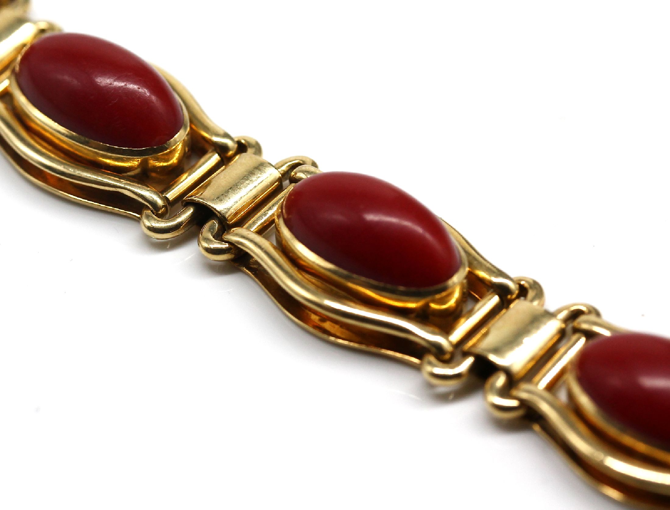 Detail a: 18 kt Gold Korall-Armband, GG 750/000, feine "Moro"-Qualität, 6 ovale Korallen- cabochons, L. ca. 19.5 cm, Kastenschloss mit ...