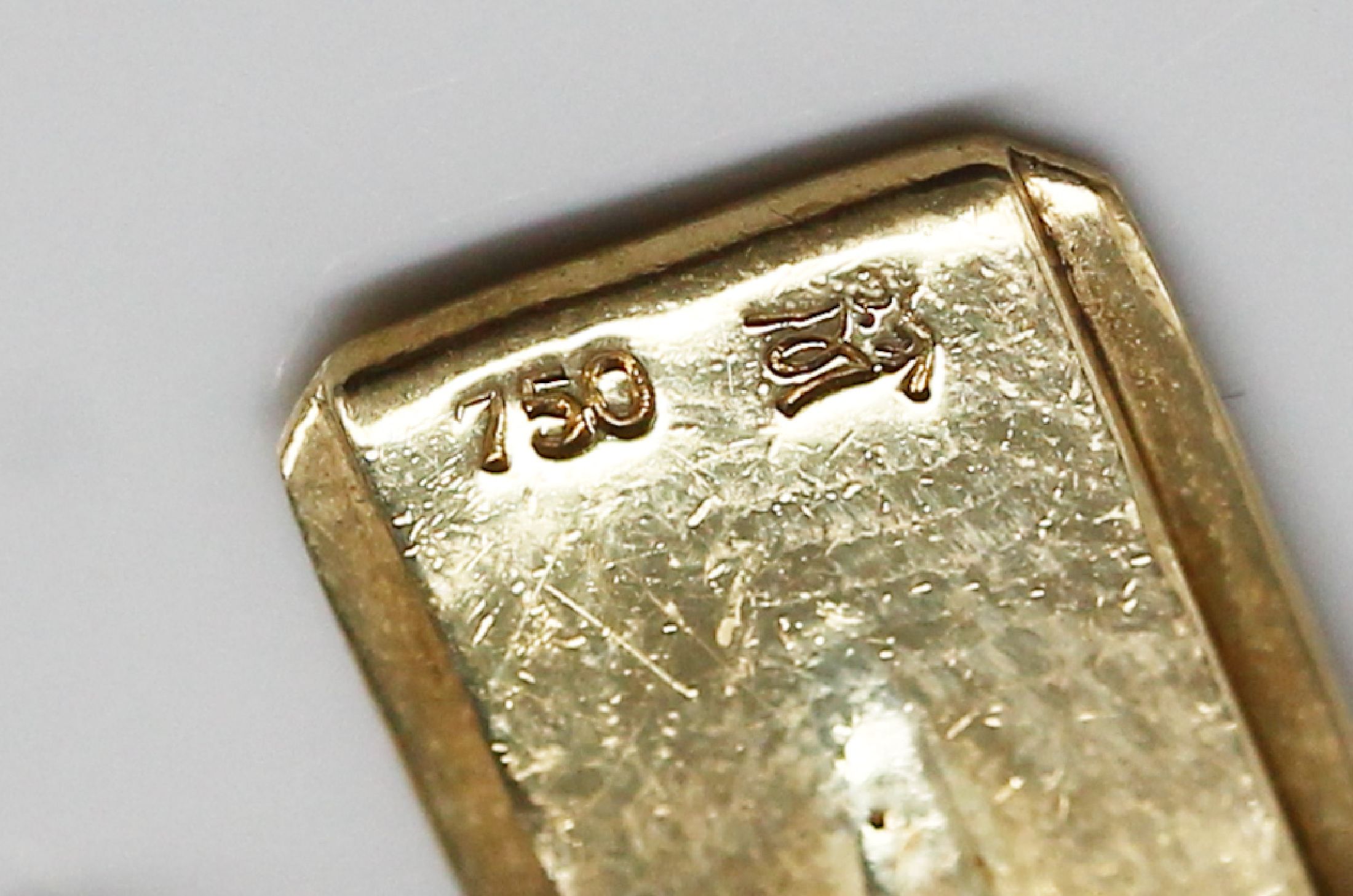 Detail b: 18 kt Gold Korall-Armband, GG 750/000, feine "Moro"-Qualität, 6 ovale Korallen- cabochons, L. ca. 19.5 cm, Kastenschloss mit ...