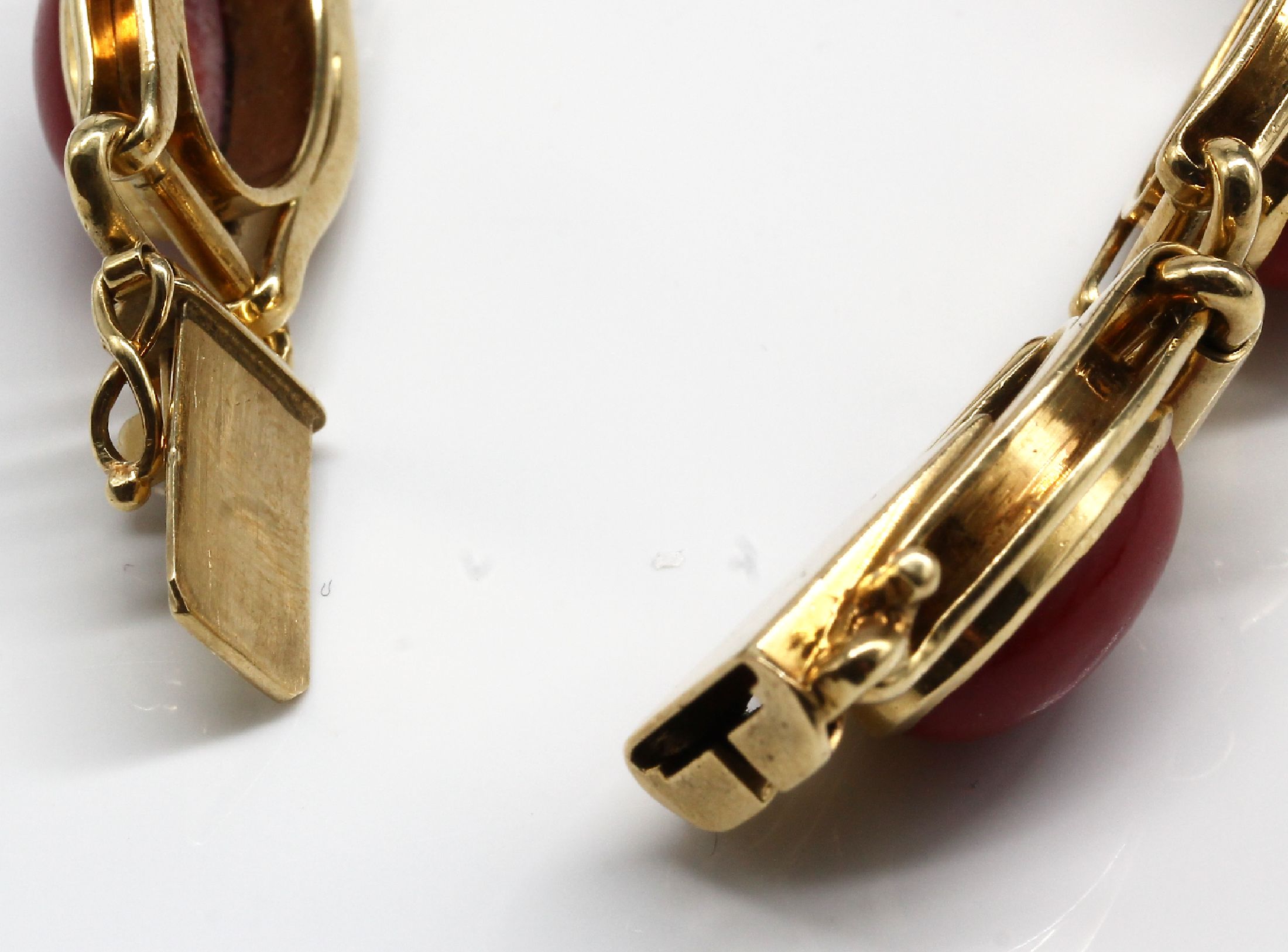 Detail d: 18 kt Gold Korall-Armband, GG 750/000, feine "Moro"-Qualität, 6 ovale Korallen- cabochons, L. ca. 19.5 cm, Kastenschloss mit ...