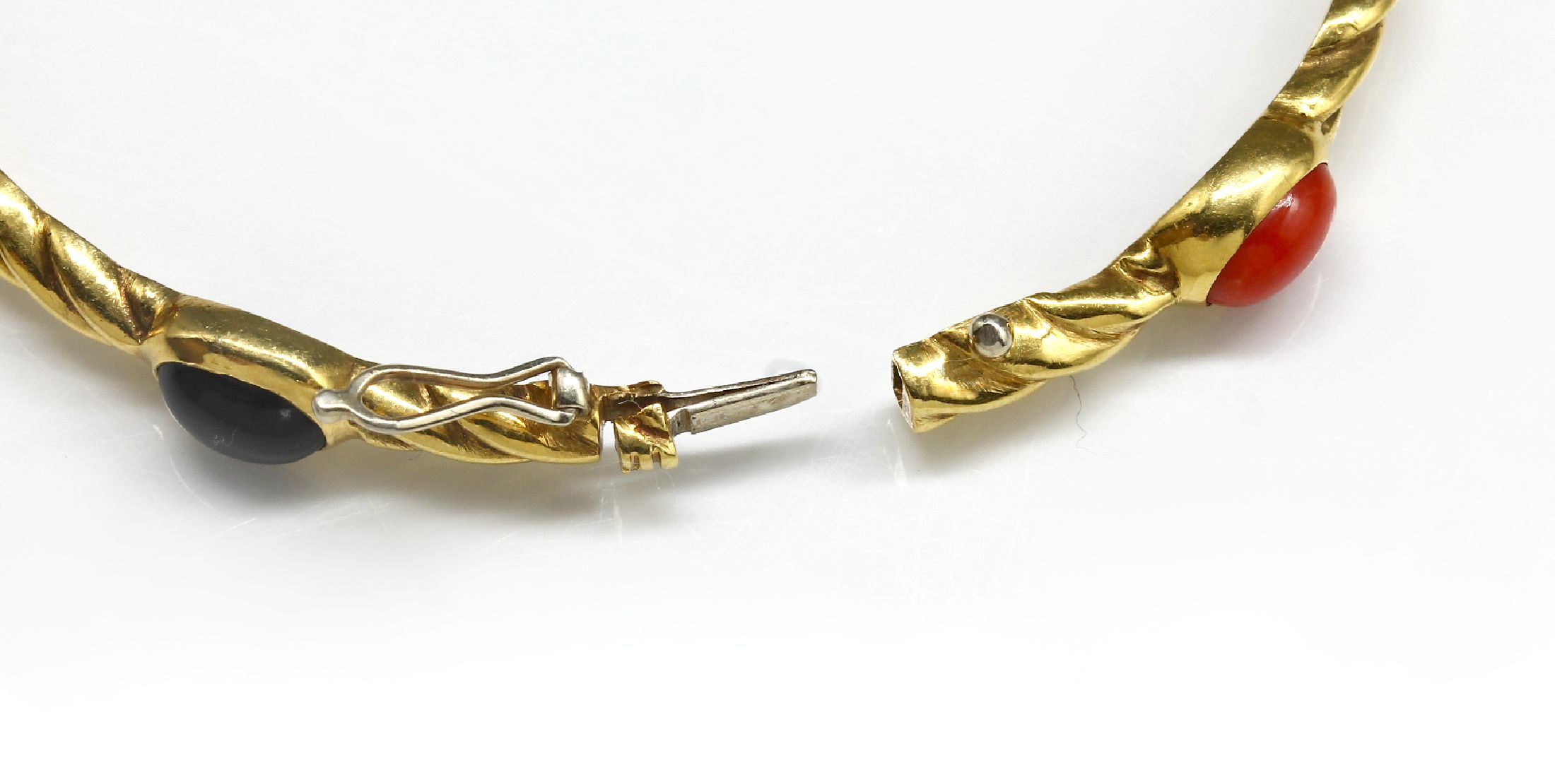 Detail a: 18 kt Gold Korallen-Onyx-Armreif, GG 750/000, 3 ovale Korallen- und Onyxcabochons, D. ca. 6 cm, Kastenschloß mit Sicherheitsacht,ca. 13.6 g, ...