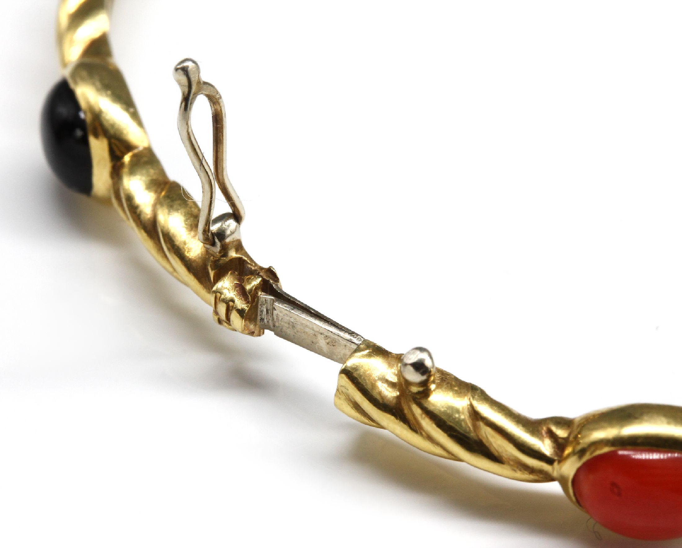 Detail b: 18 kt Gold Korallen-Onyx-Armreif, GG 750/000, 3 ovale Korallen- und Onyxcabochons, D. ca. 6 cm, Kastenschloß mit Sicherheitsacht,ca. 13.6 g, ...