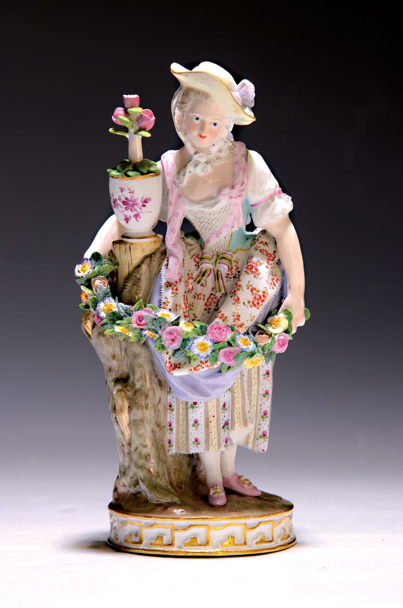 Porzellanfigur, Meissen, Entwurf Michel Victor Acier, um 1880/90, Gärtnerin mit Blumentopf und Blumengirlande, polychrom bemalt, Goldstaffage, ...