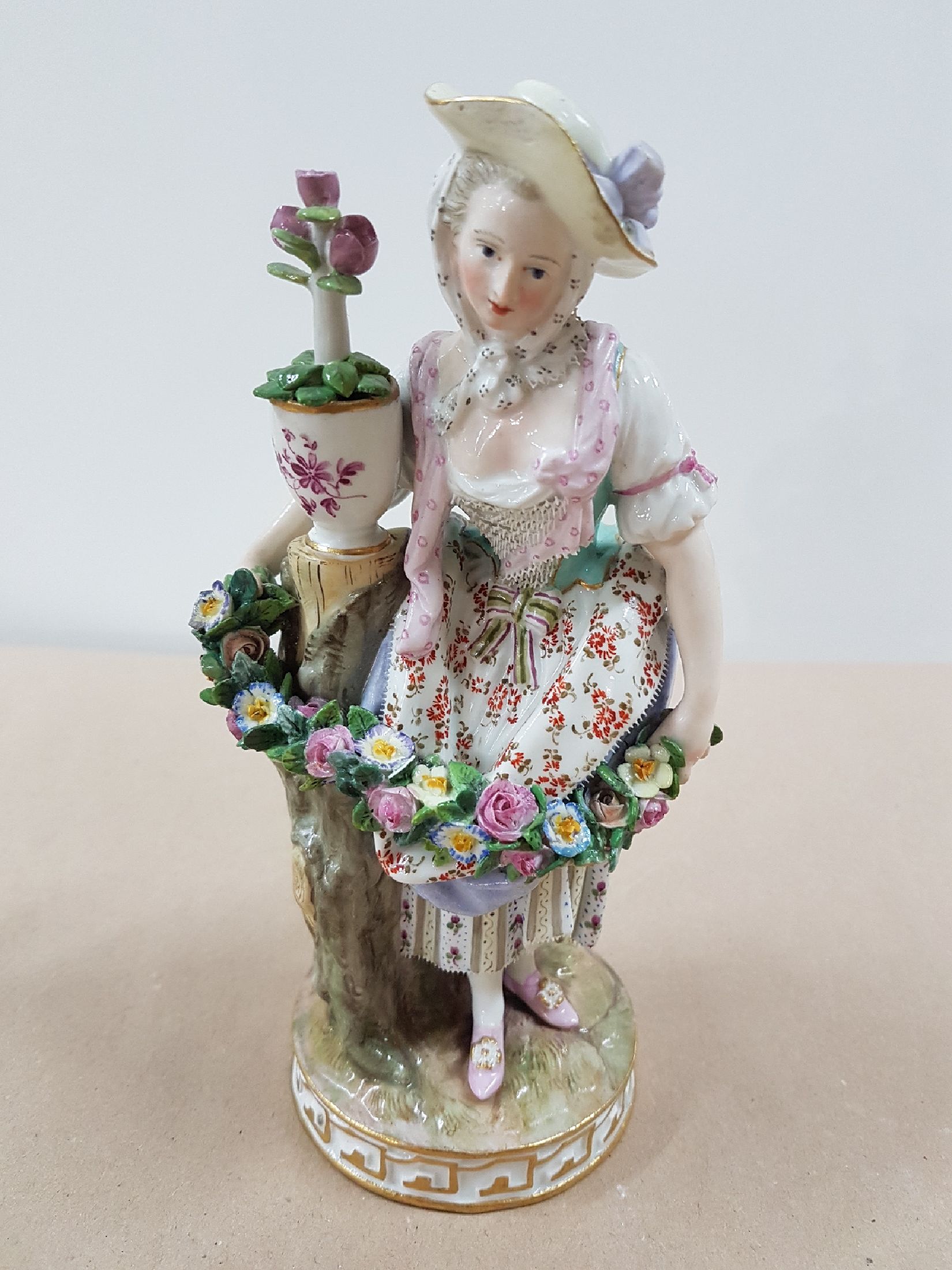 Detail a: Porzellanfigur, Meissen, Entwurf Michel Victor Acier, um 1880/90, Gärtnerin mit Blumentopf und Blumengirlande, polychrom bemalt, Goldstaffage, ...