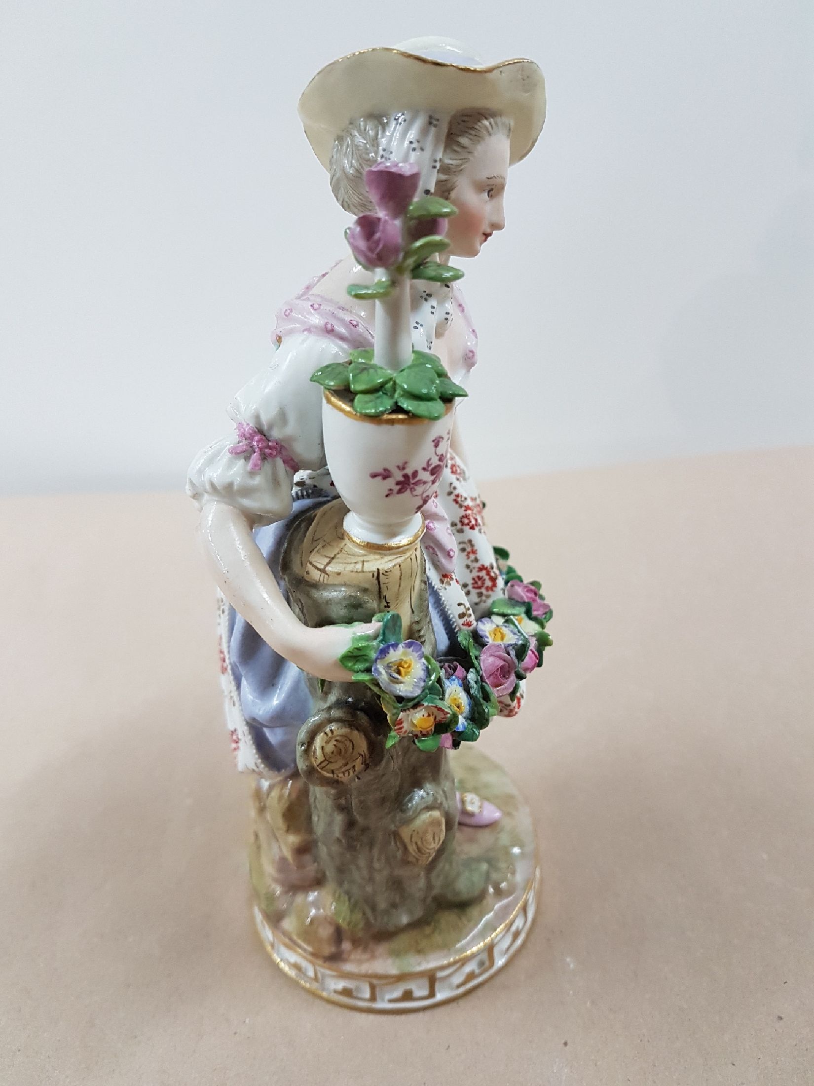 Detail b: Porzellanfigur, Meissen, Entwurf Michel Victor Acier, um 1880/90, Gärtnerin mit Blumentopf und Blumengirlande, polychrom bemalt, Goldstaffage, ...