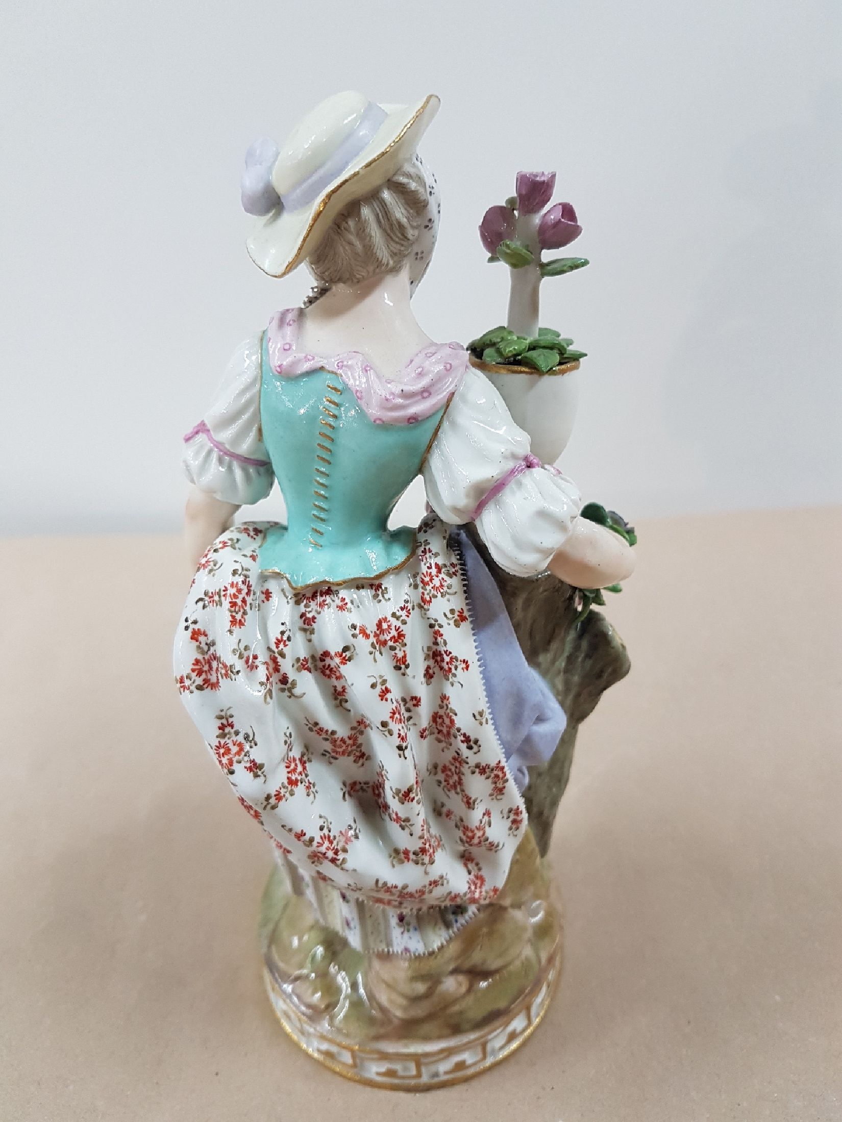 Detail c: Porzellanfigur, Meissen, Entwurf Michel Victor Acier, um 1880/90, Gärtnerin mit Blumentopf und Blumengirlande, polychrom bemalt, Goldstaffage, ...