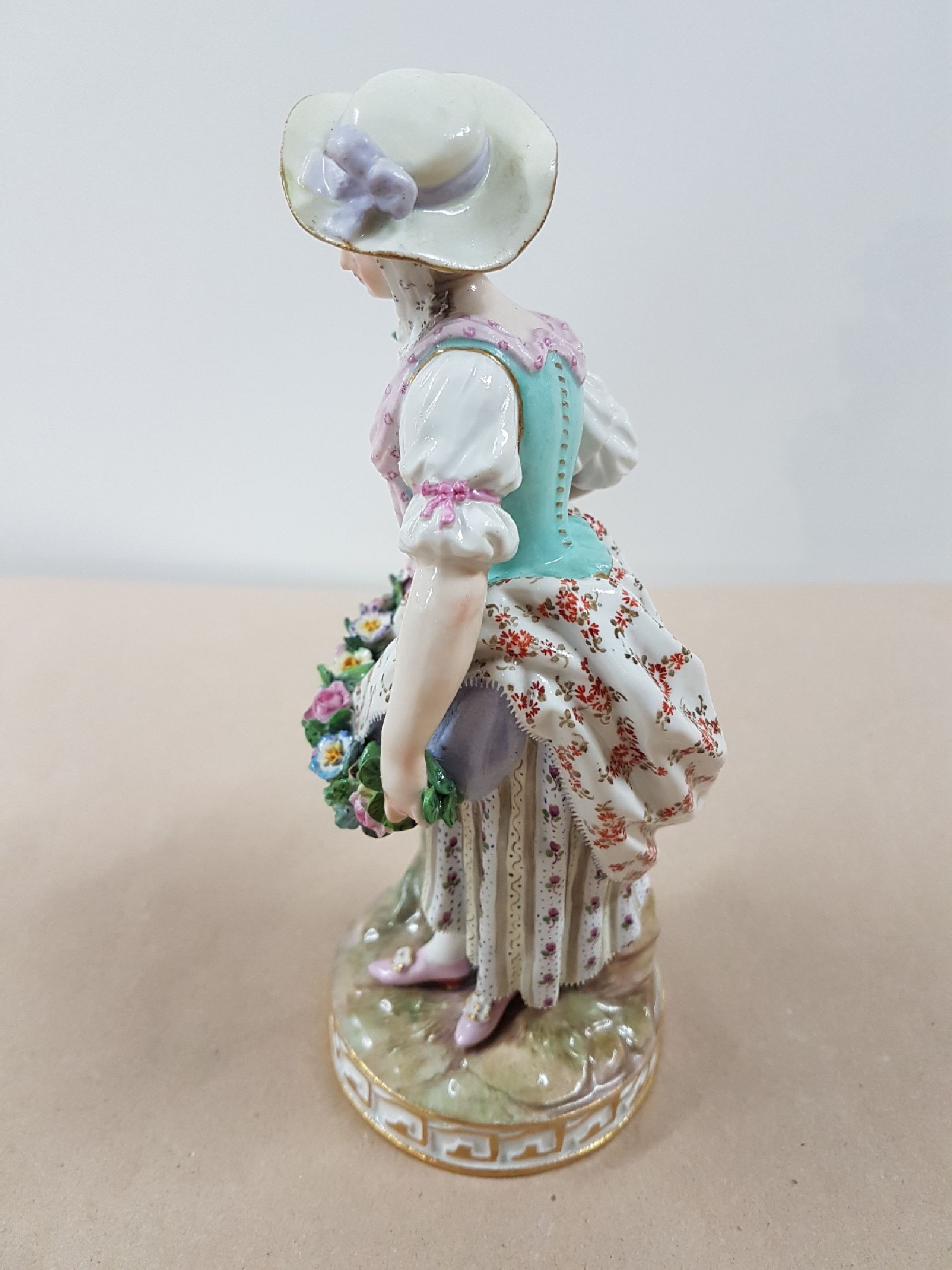 Detail d: Porzellanfigur, Meissen, Entwurf Michel Victor Acier, um 1880/90, Gärtnerin mit Blumentopf und Blumengirlande, polychrom bemalt, Goldstaffage, ...