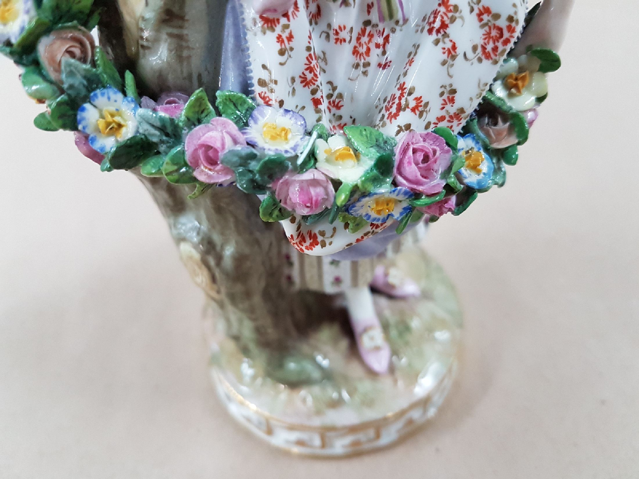Detail e: Porzellanfigur, Meissen, Entwurf Michel Victor Acier, um 1880/90, Gärtnerin mit Blumentopf und Blumengirlande, polychrom bemalt, Goldstaffage, ...