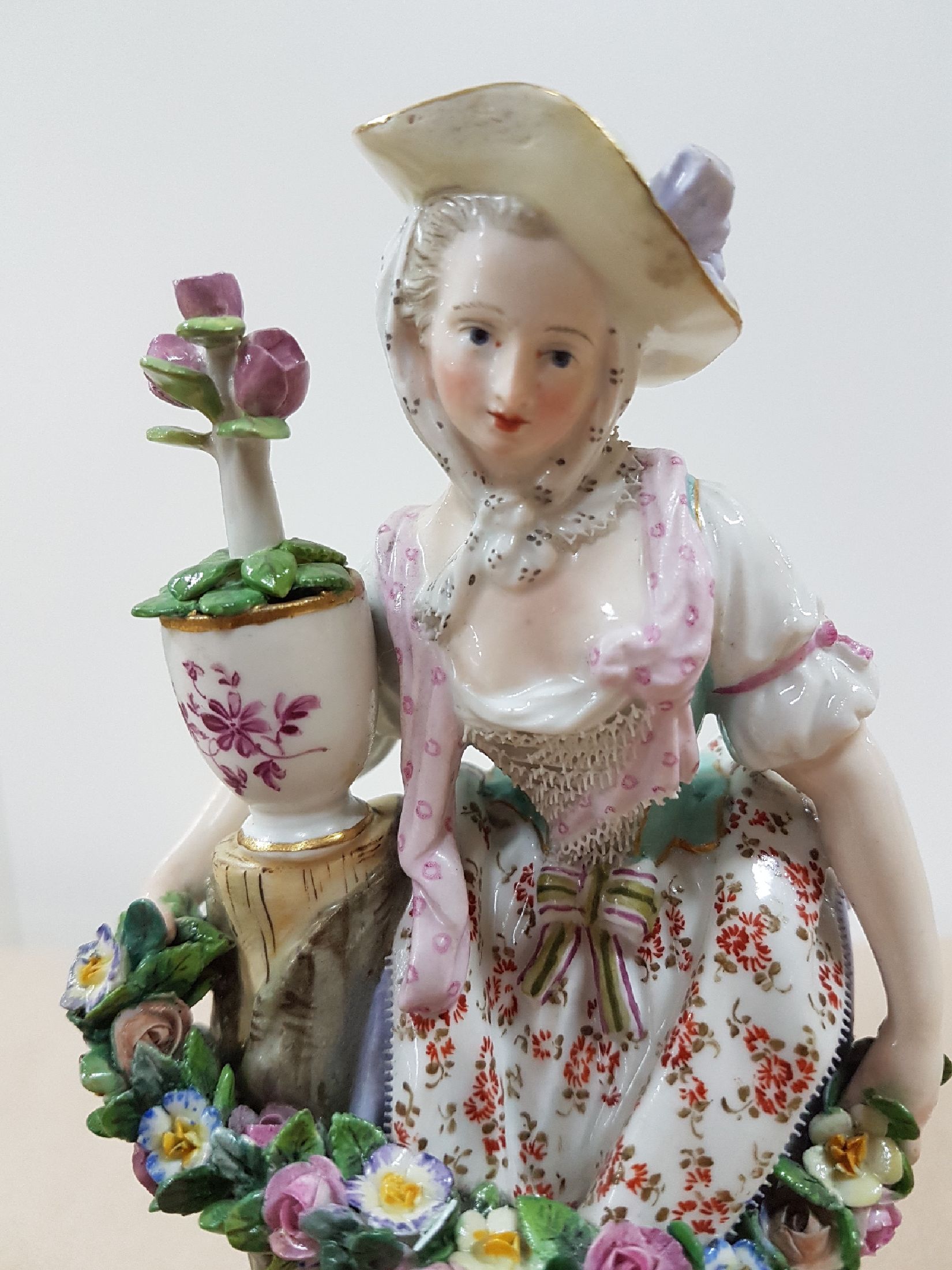 Detail f: Porzellanfigur, Meissen, Entwurf Michel Victor Acier, um 1880/90, Gärtnerin mit Blumentopf und Blumengirlande, polychrom bemalt, Goldstaffage, ...