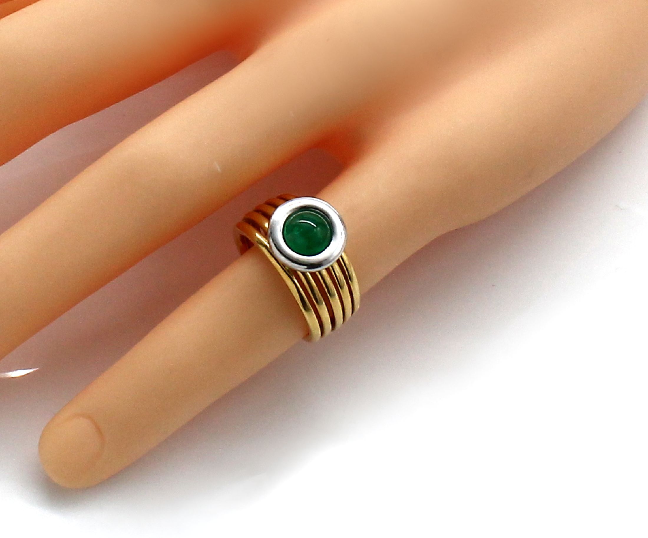 Detail a: 18 kt Gold Smaragd Ring C'est LAUDIER, GG 750/000 in WG gefasstes, rundes Smaragd- Cabochon ca. 1.01 ct (grav.), total ca. 10.3 g, RW 51/52