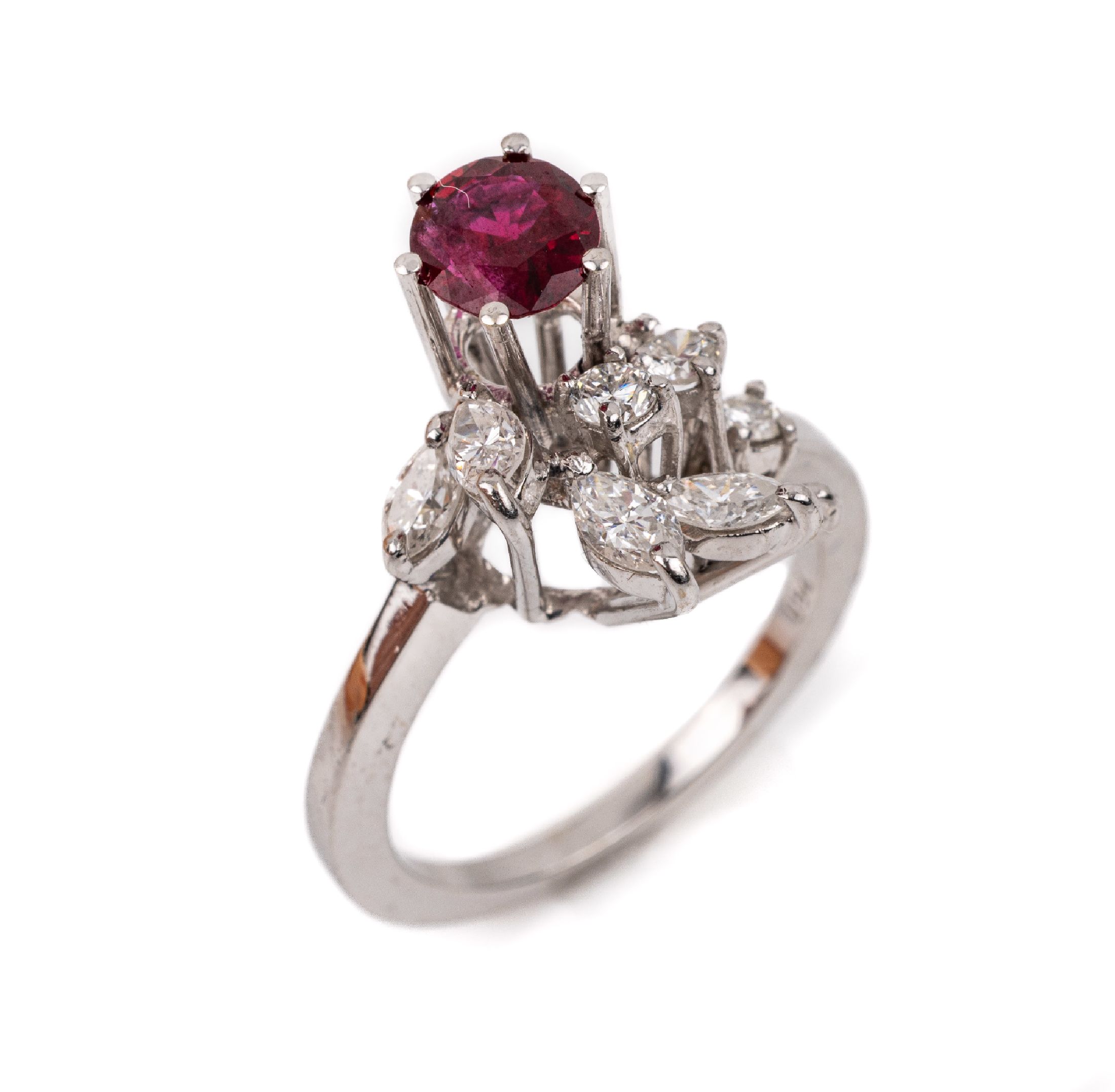 18 kt Gold Rubin Brillant Ring, WG 750/000, ovalfacett. Rubin ca. 0.90 ct (besch.) 5 Diamant-Navettes und 3 Brillanten zus. ca. 0.50 ct feines ...