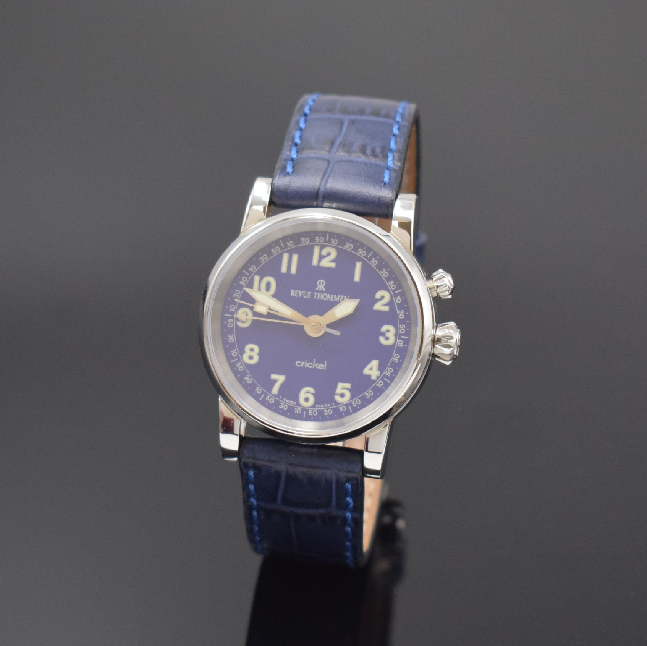 REVUE THOMMEN Armbandwecker Modell Cricket Referenz 8010005, Schweiz um 1995, Handaufzug, Edelstahlgeh., Boden aufgedr., blaues Zifferbl. m. ...
