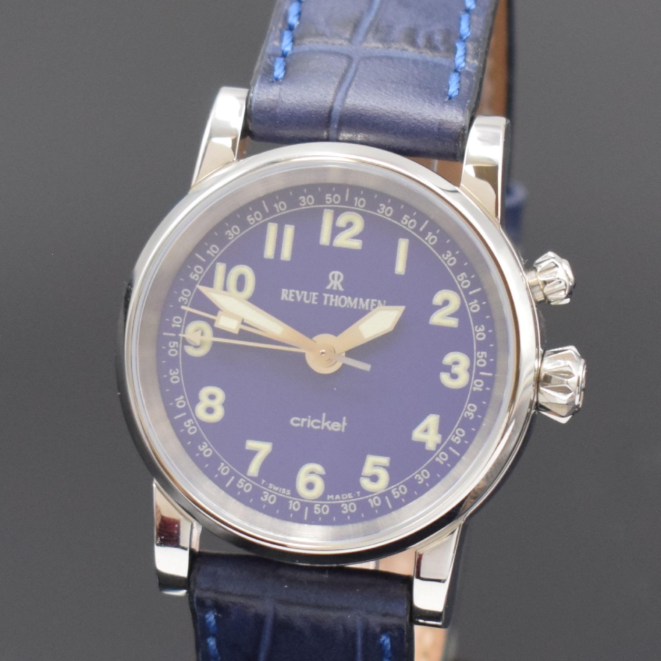 Detail a: REVUE THOMMEN Armbandwecker Modell Cricket Referenz 8010005, Schweiz um 1995, Handaufzug, Edelstahlgeh., Boden aufgedr., blaues Zifferbl. m. ...