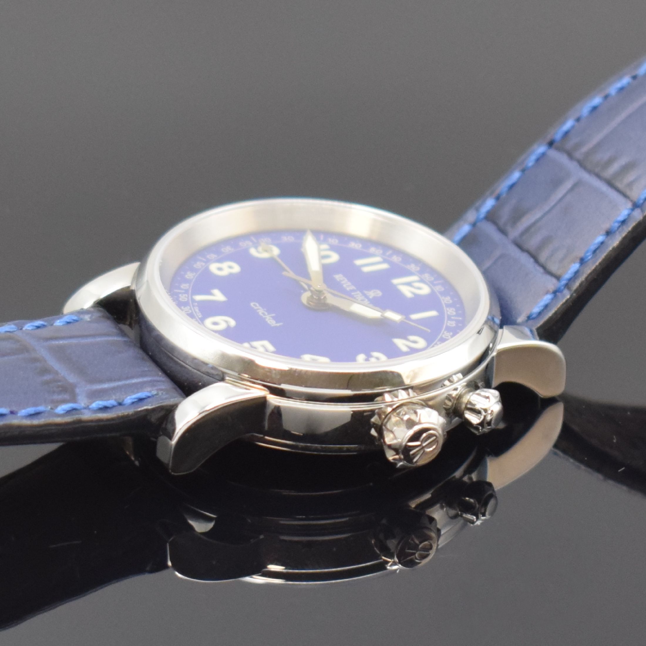 Detail b: REVUE THOMMEN Armbandwecker Modell Cricket Referenz 8010005, Schweiz um 1995, Handaufzug, Edelstahlgeh., Boden aufgedr., blaues Zifferbl. m. ...