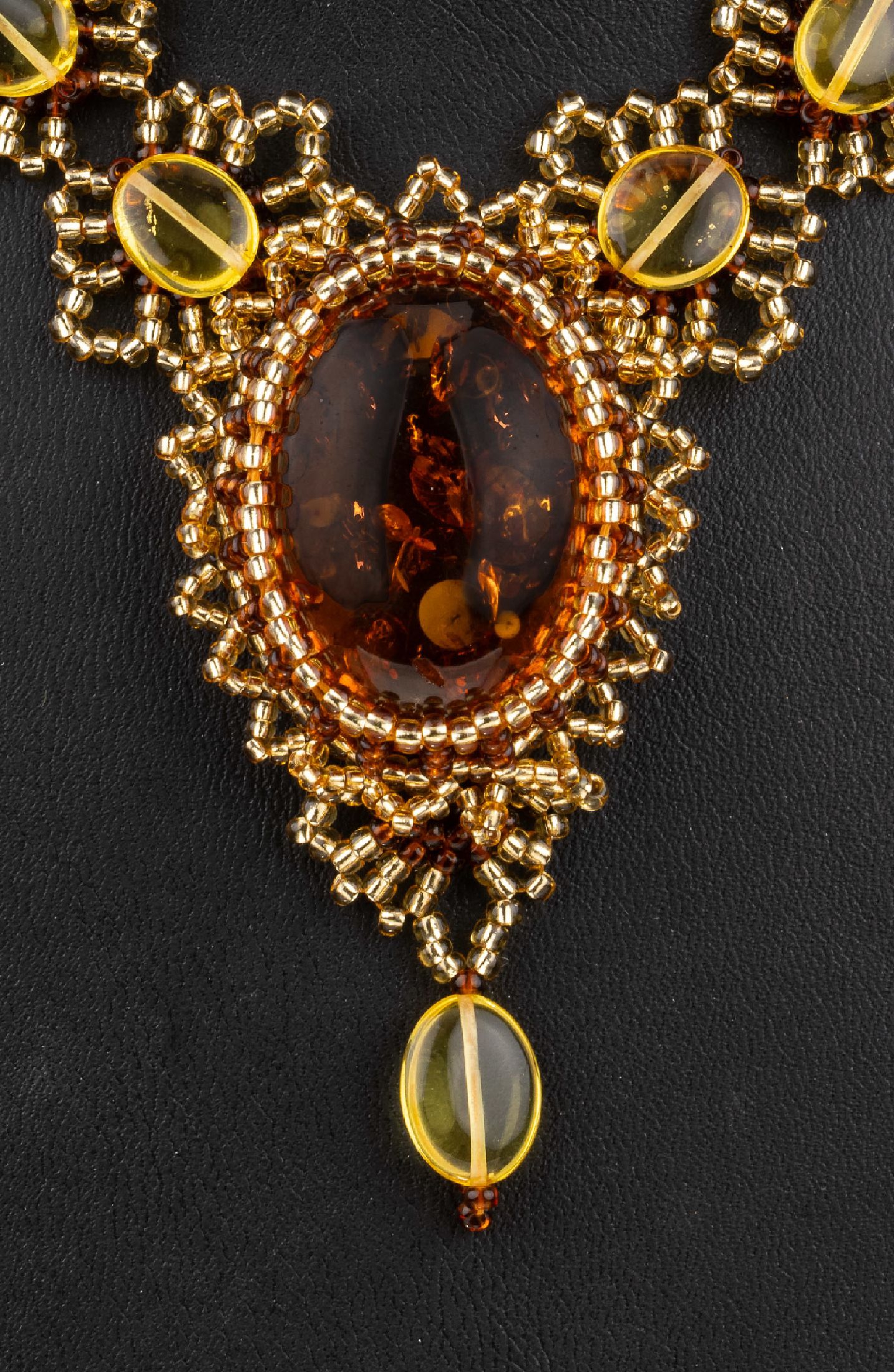 Detail a: Luxuriöses breites Bernsteincollier, blumenähnliche Perlenornamente, perlenbesetztedurchbrochene Bisser-Spitze, geknotet mit Baltic ...