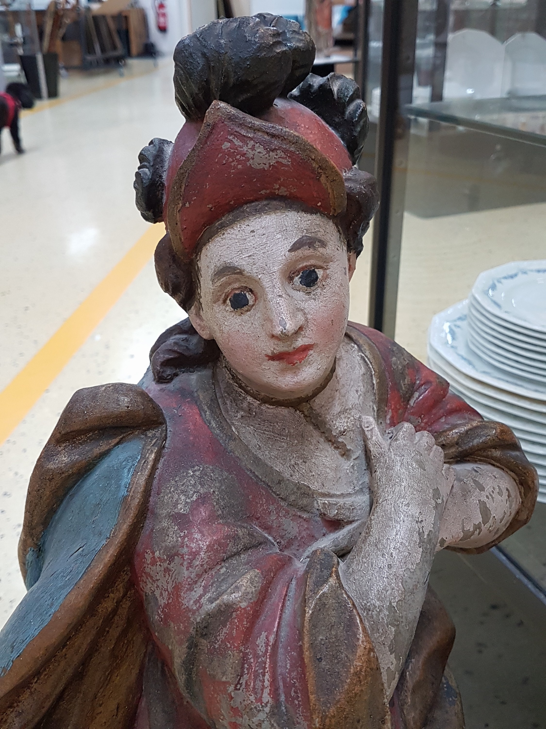 Detail a: Heiligenfigur, süddeutsch, um 1800, Lindenholz geschnitzt und mehrfarbig gefaßt, Alterssp., H. ca. 80cm, dynamische Darstellung des sich bewegenden ...