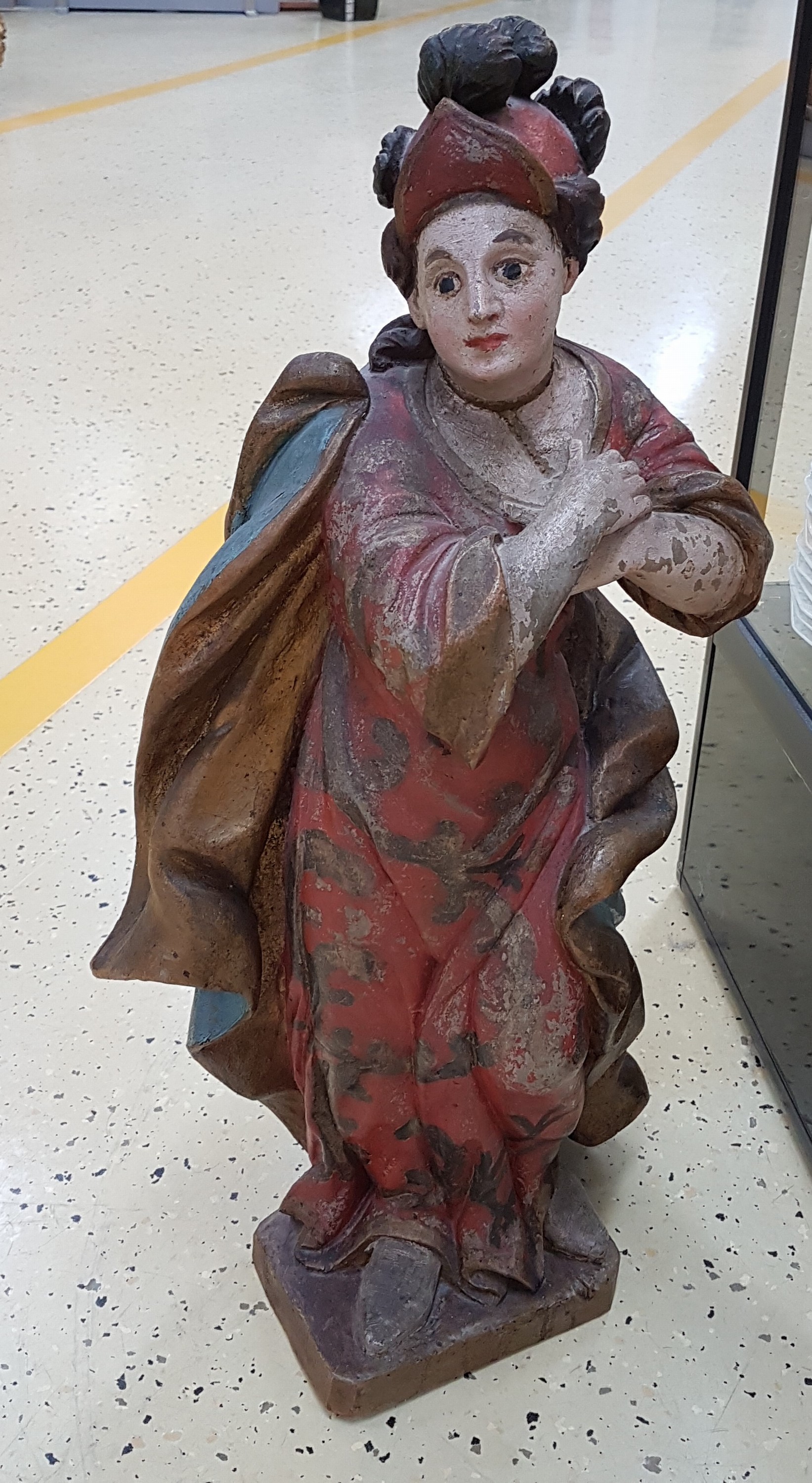 Detail b: Heiligenfigur, süddeutsch, um 1800, Lindenholz geschnitzt und mehrfarbig gefaßt, Alterssp., H. ca. 80cm, dynamische Darstellung des sich bewegenden ...