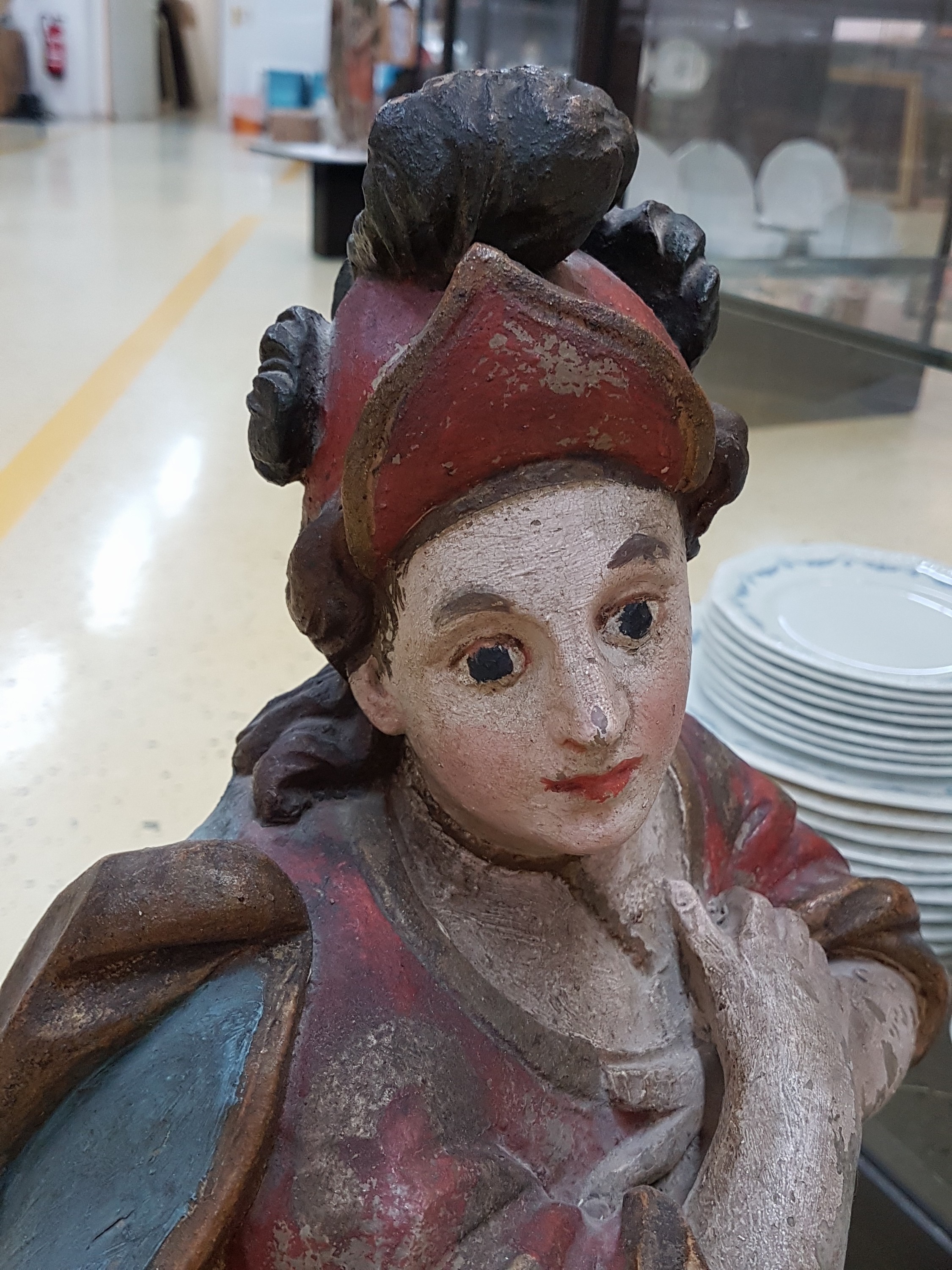 Detail e: Heiligenfigur, süddeutsch, um 1800, Lindenholz geschnitzt und mehrfarbig gefaßt, Alterssp., H. ca. 80cm, dynamische Darstellung des sich bewegenden ...