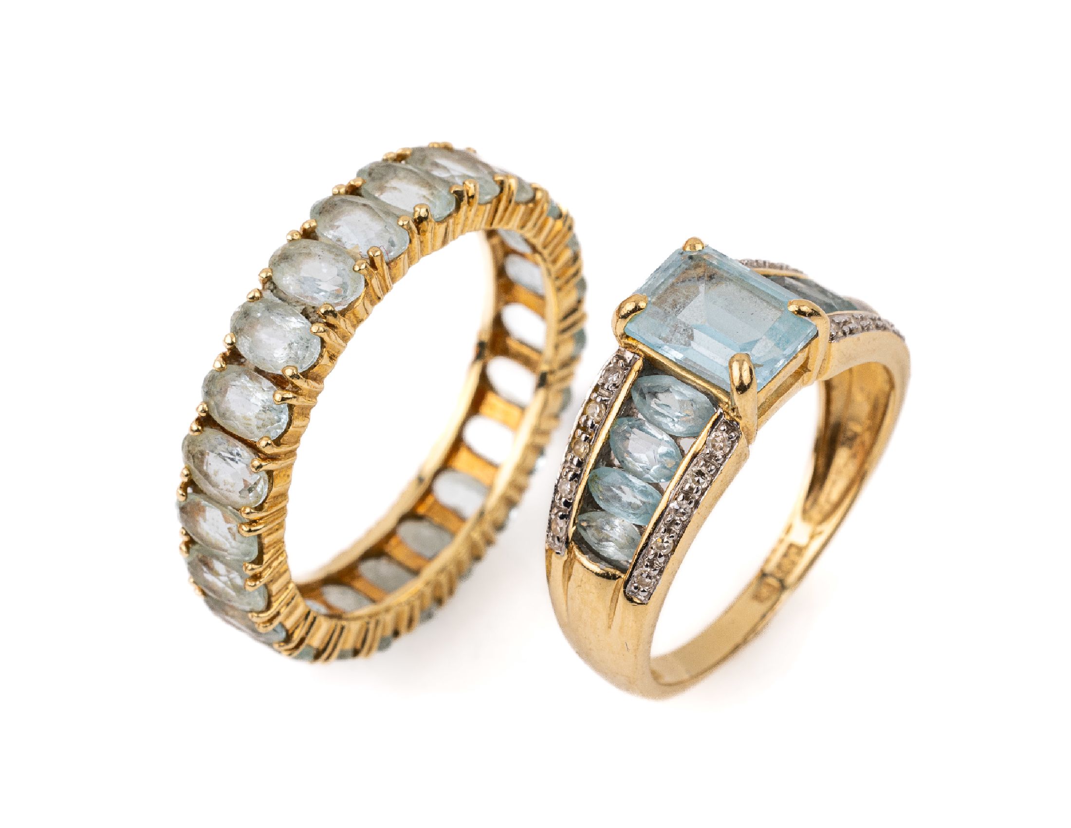 Konvolut 2 14 kt Gold Aquamarin-Ringe, GG/WG 585/000, 1 x Memoryring, 23 ovalfacett. Aquamarine zus. ca. 3.0 ct, RW 63, ca. 3.9 g, 1 x Ring, 1 ...