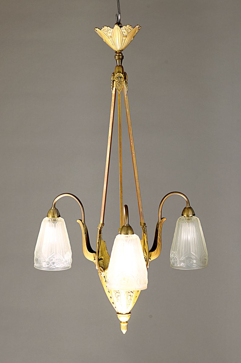 Deckenlampe, Frankreich, um 1930, Art-Deco, Gelbgußmontur reich reliefiert mit stil. Blumen, drei Brennstellen mit mattierten und reliefierten ...