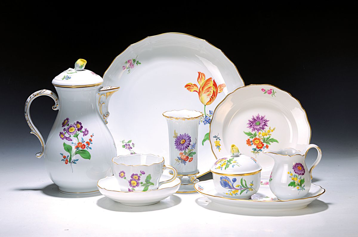 Kaffeeservice für 10 Personen, Meissen, 20. Jh., 1. und 2. Wahl, Blume I, Goldränder, Kaffeekanne, Zuckerdose, Milchkännchen, 10 Tassen, 10 ...