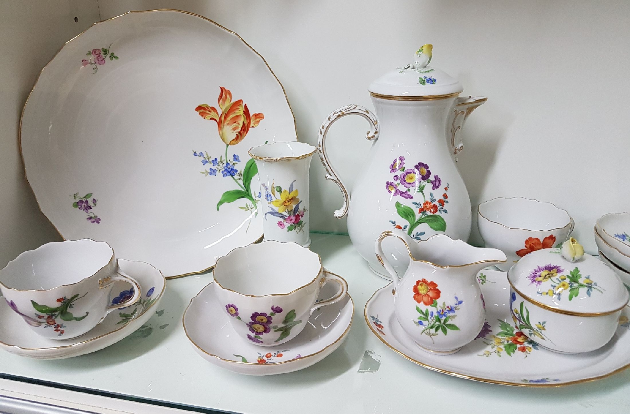 Detail a: Kaffeeservice für 10 Personen, Meissen, 20. Jh., 1. und 2. Wahl, Blume I, Goldränder, Kaffeekanne, Zuckerdose, Milchkännchen, 10 Tassen, 10 ...