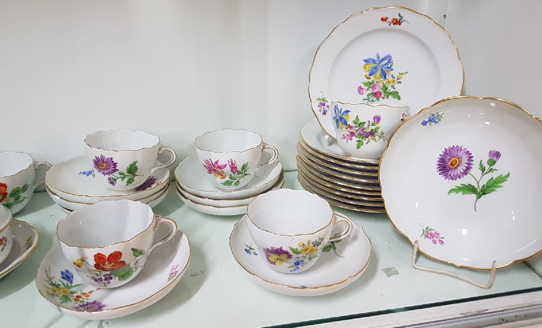 Detail b: Kaffeeservice für 10 Personen, Meissen, 20. Jh., 1. und 2. Wahl, Blume I, Goldränder, Kaffeekanne, Zuckerdose, Milchkännchen, 10 Tassen, 10 ...