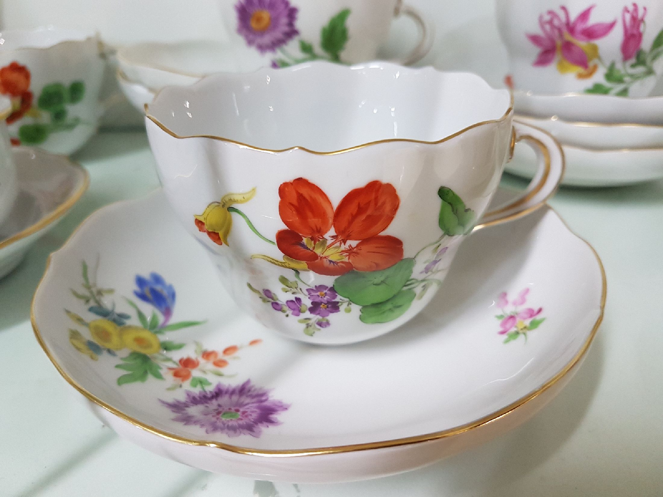 Detail c: Kaffeeservice für 10 Personen, Meissen, 20. Jh., 1. und 2. Wahl, Blume I, Goldränder, Kaffeekanne, Zuckerdose, Milchkännchen, 10 Tassen, 10 ...