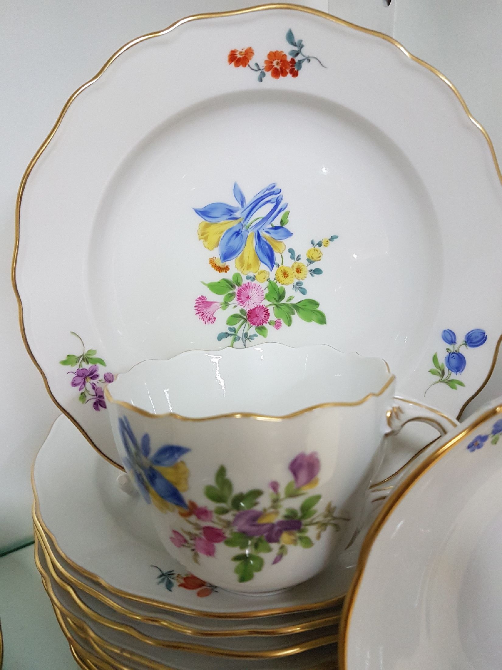 Detail d: Kaffeeservice für 10 Personen, Meissen, 20. Jh., 1. und 2. Wahl, Blume I, Goldränder, Kaffeekanne, Zuckerdose, Milchkännchen, 10 Tassen, 10 ...